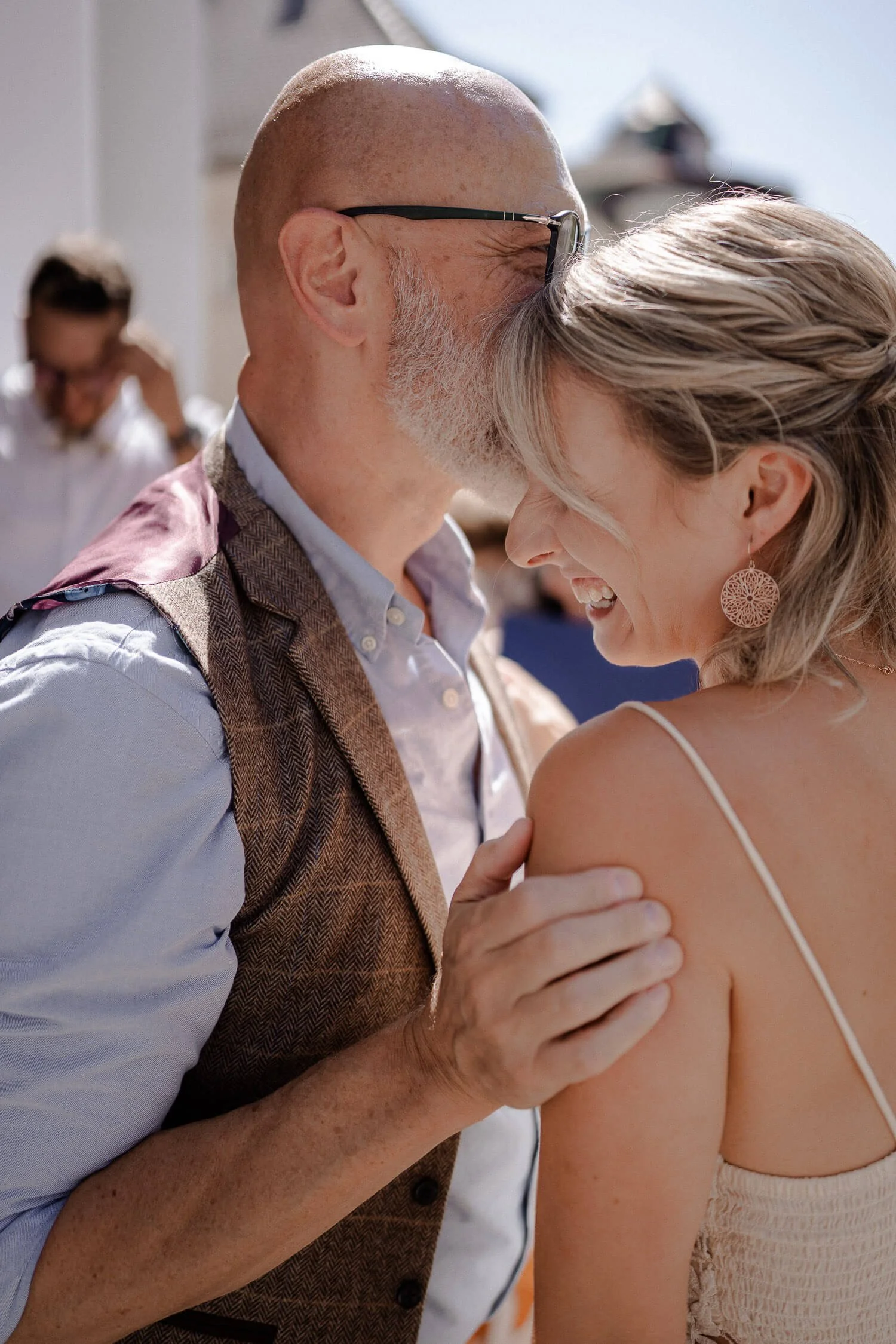 Braut wird herzlich vor dem Standesamt München Mandlstraße umarmt