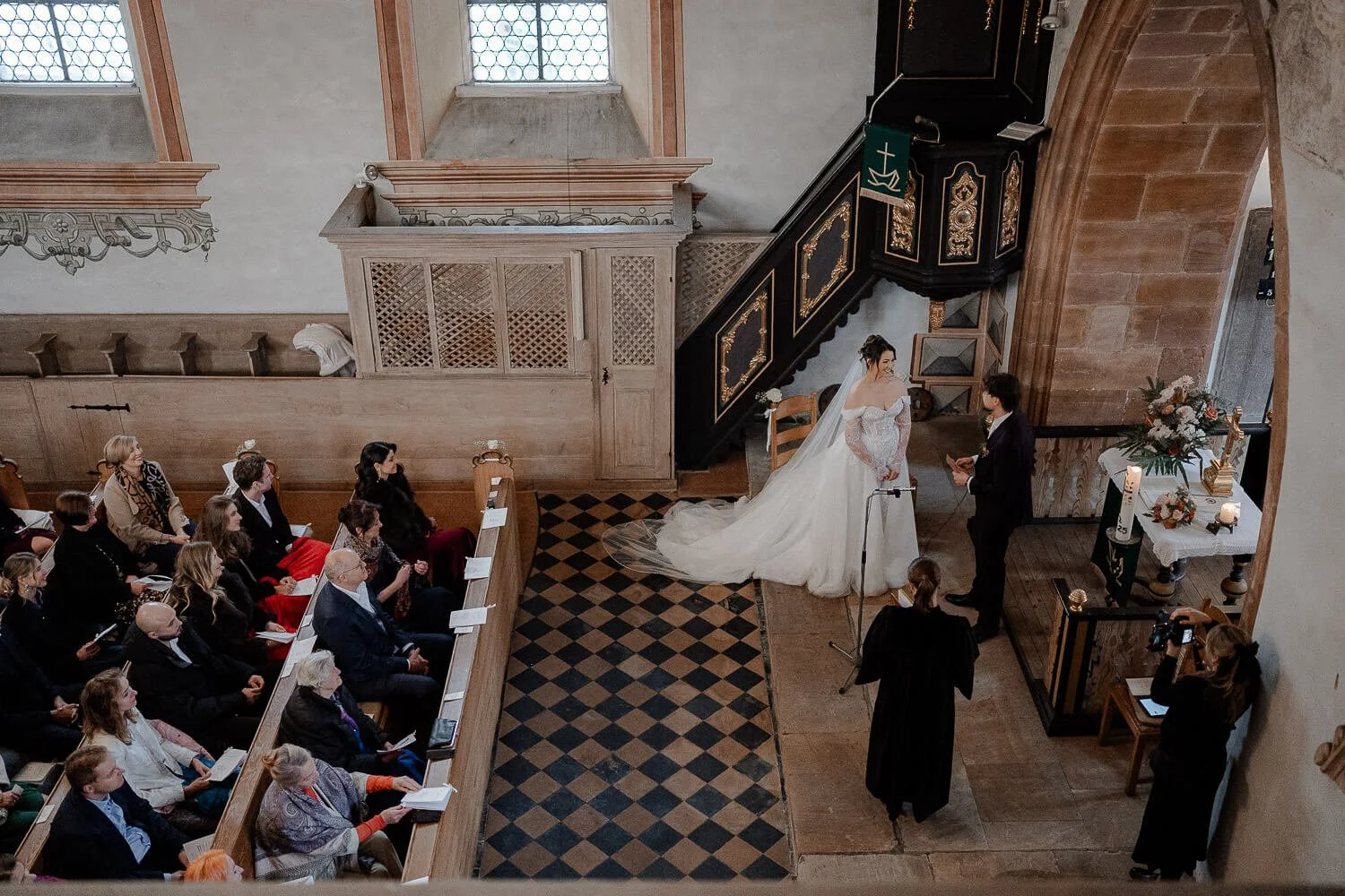 Trauung aus der Vogelperspektive in der Kirche