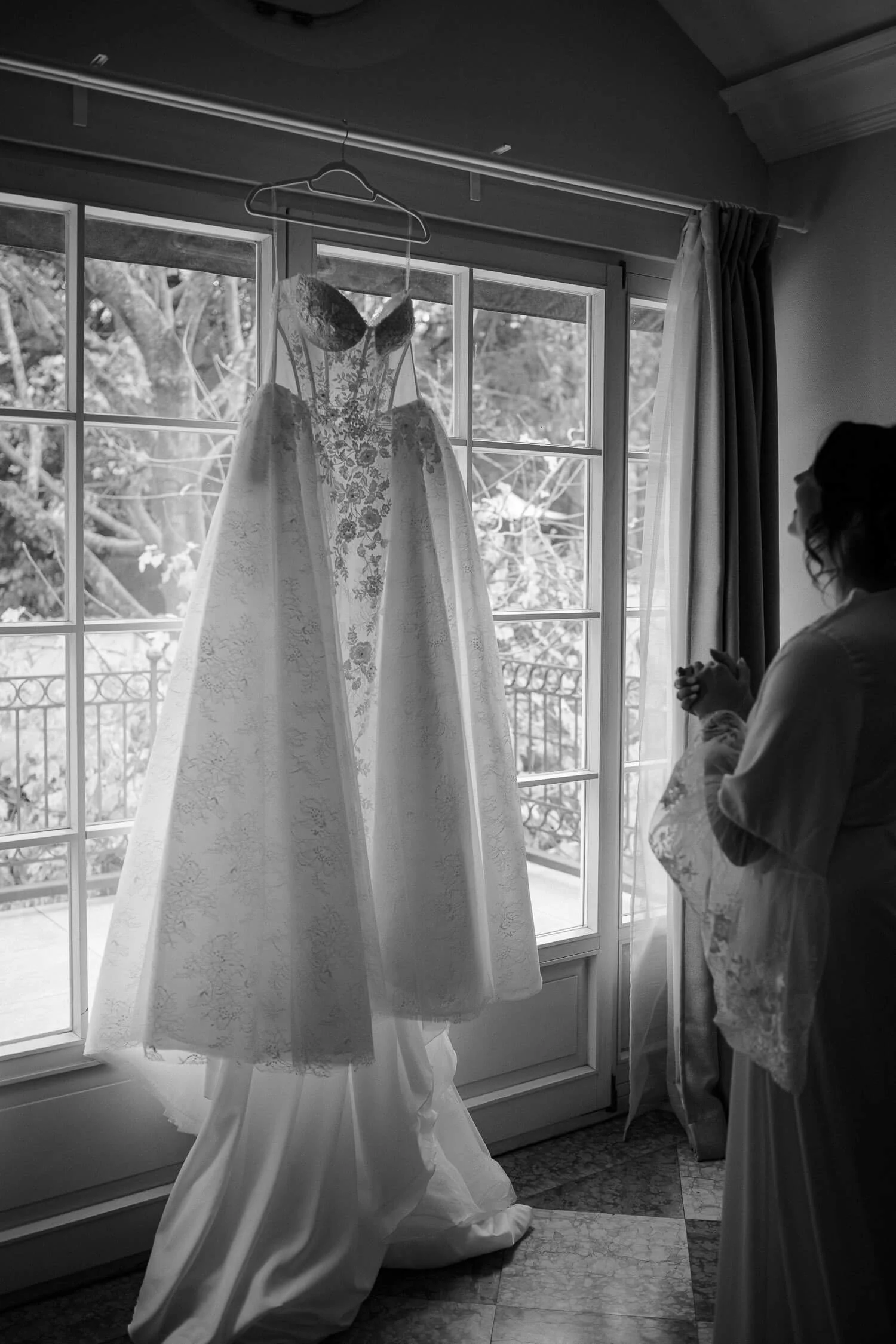 Braut vor Brautkleid im Morrhof