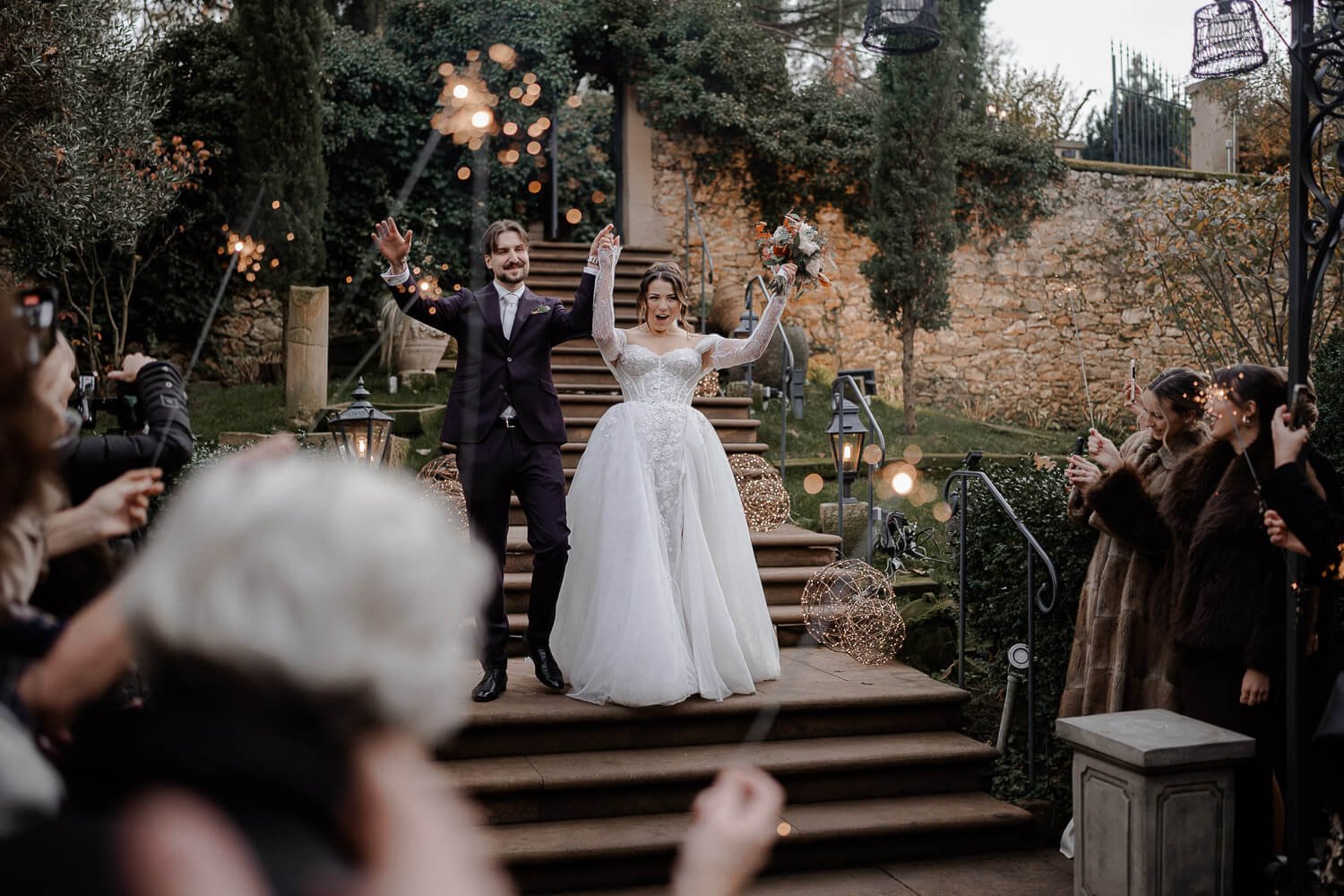 Einzug mit Wunderkerzen an der Treppe – Piazza Toskana im Morrhof in Großkarlbach