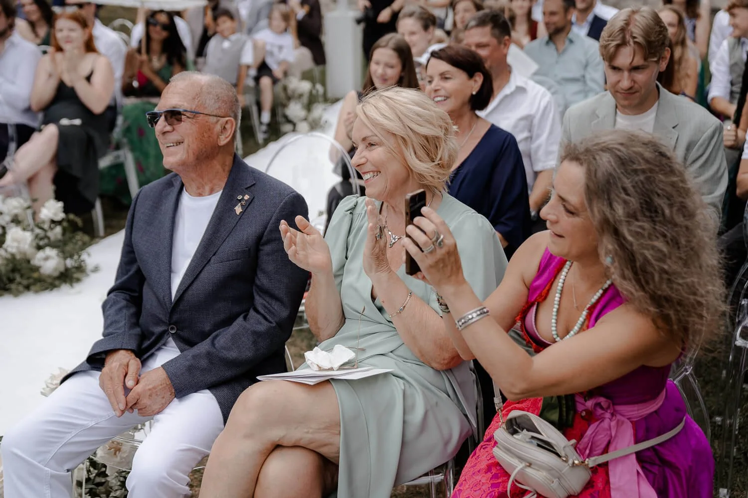 Gäste applaudieren bei Hochzeit am Starnberger See