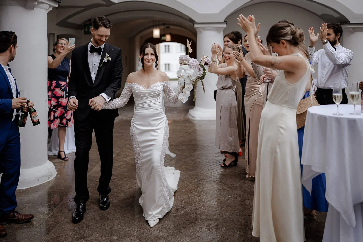 Frisch vermähltes Paar kommt zum Empfang im Schloss Hohenkammer mit Applaus.