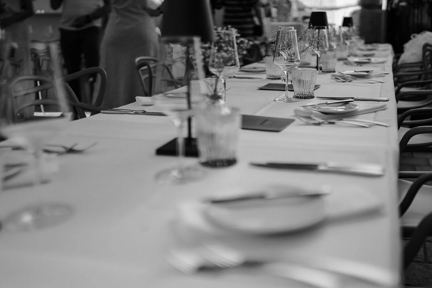 Festlich gedeckte Hochzeitstafel im Restaurant nach Trauung