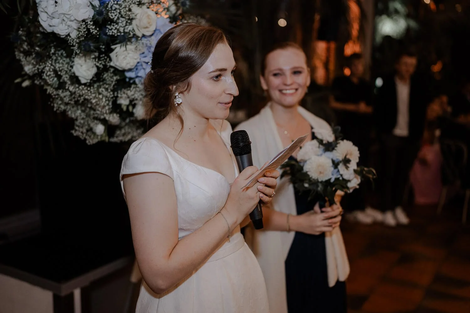 Braut hält Rede im Palmenhaus München während Hochzeitsfeier
