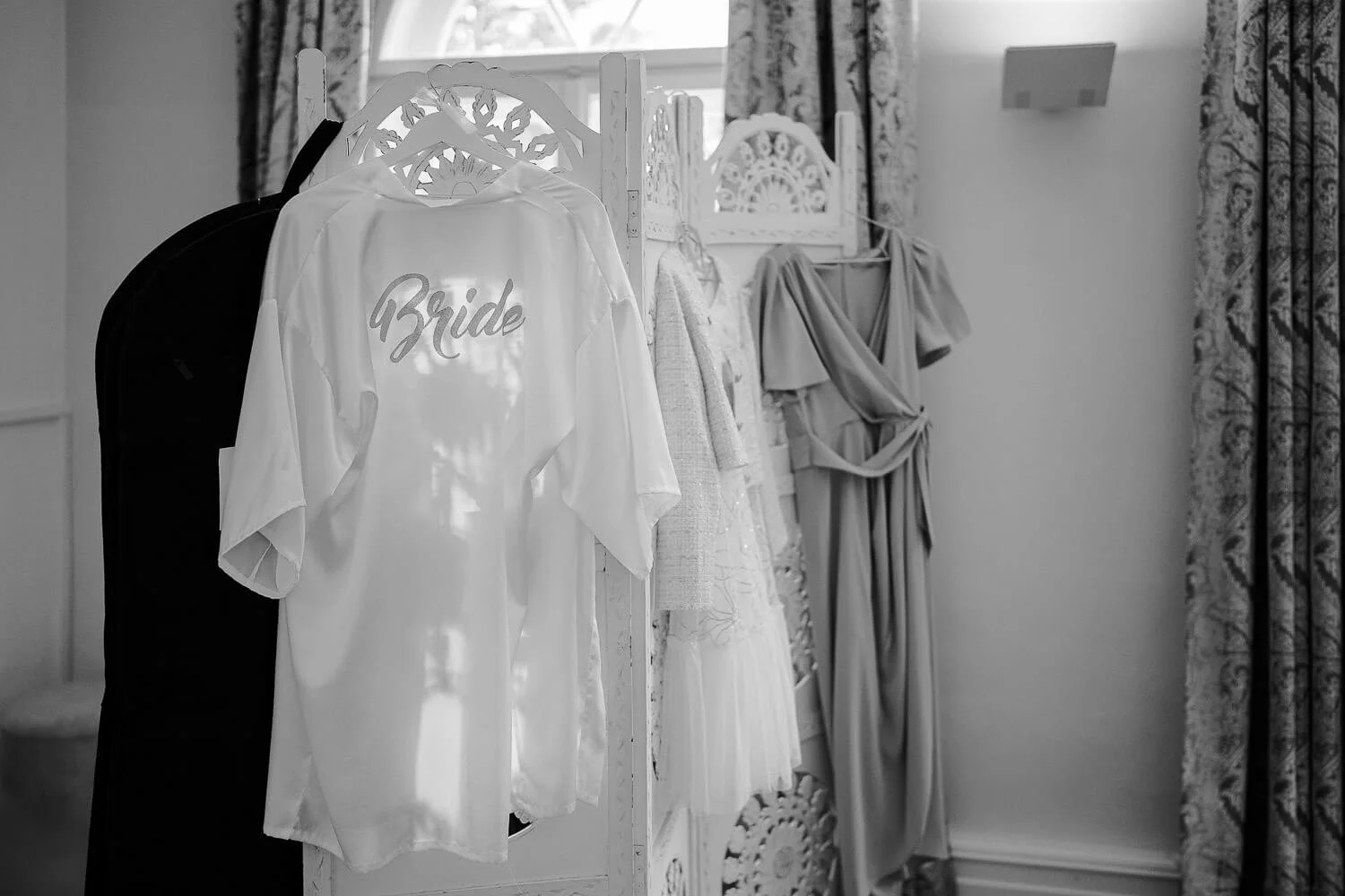 Braut-Outfit hängt bereit im Zimmer des La Villa in Starnberg