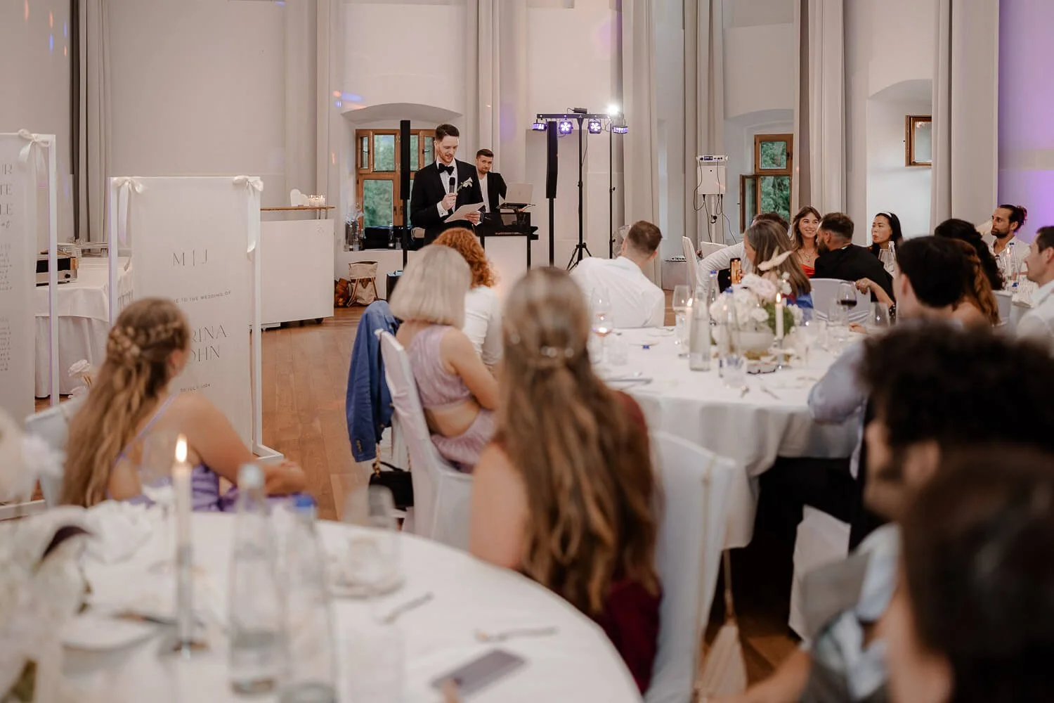 Hochzeitsrede des Bräutigams beim Dinner im Festsaal von Schloss Hohenkammer.