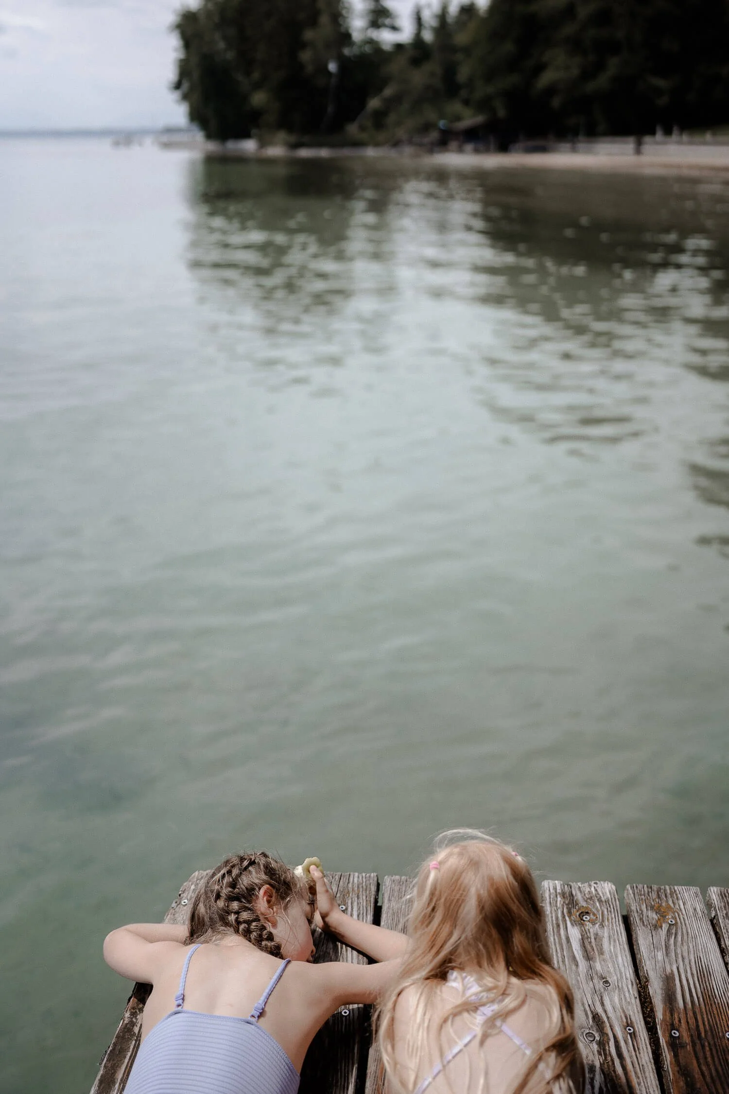 Zwei Mädchen am Badesteg des La Villa am Starnberger See