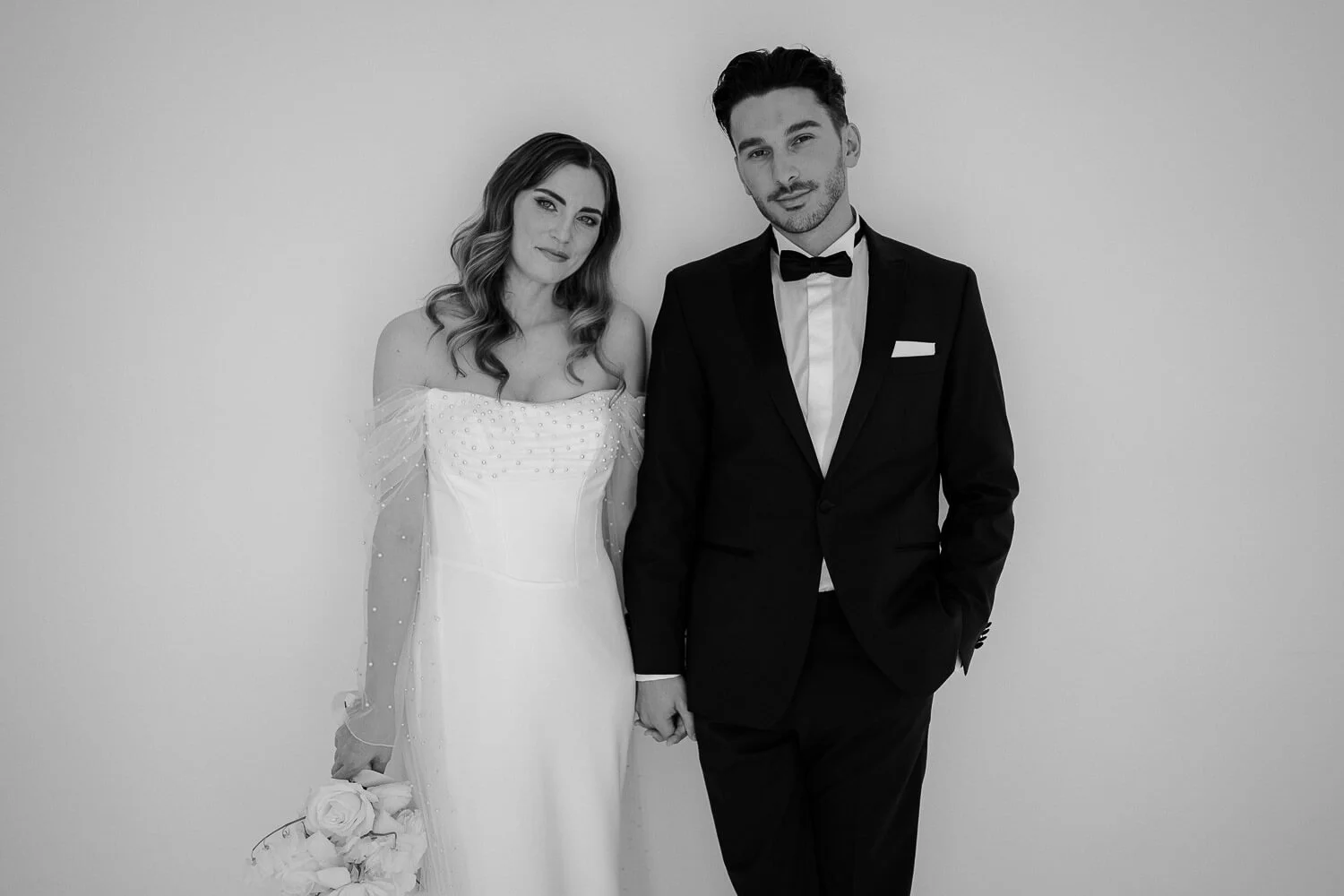 Modernes Brautpaar vor Studiohintergrund, Hochzeitsfotograf München Portrait