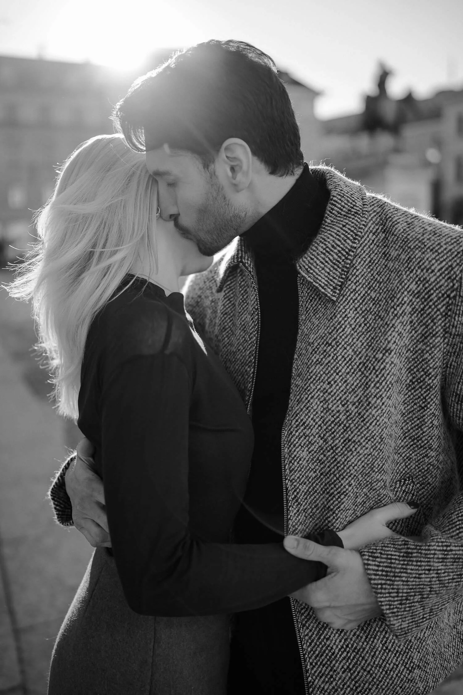 Paar küsst sich im Gegenlicht beim couple shoot Munich