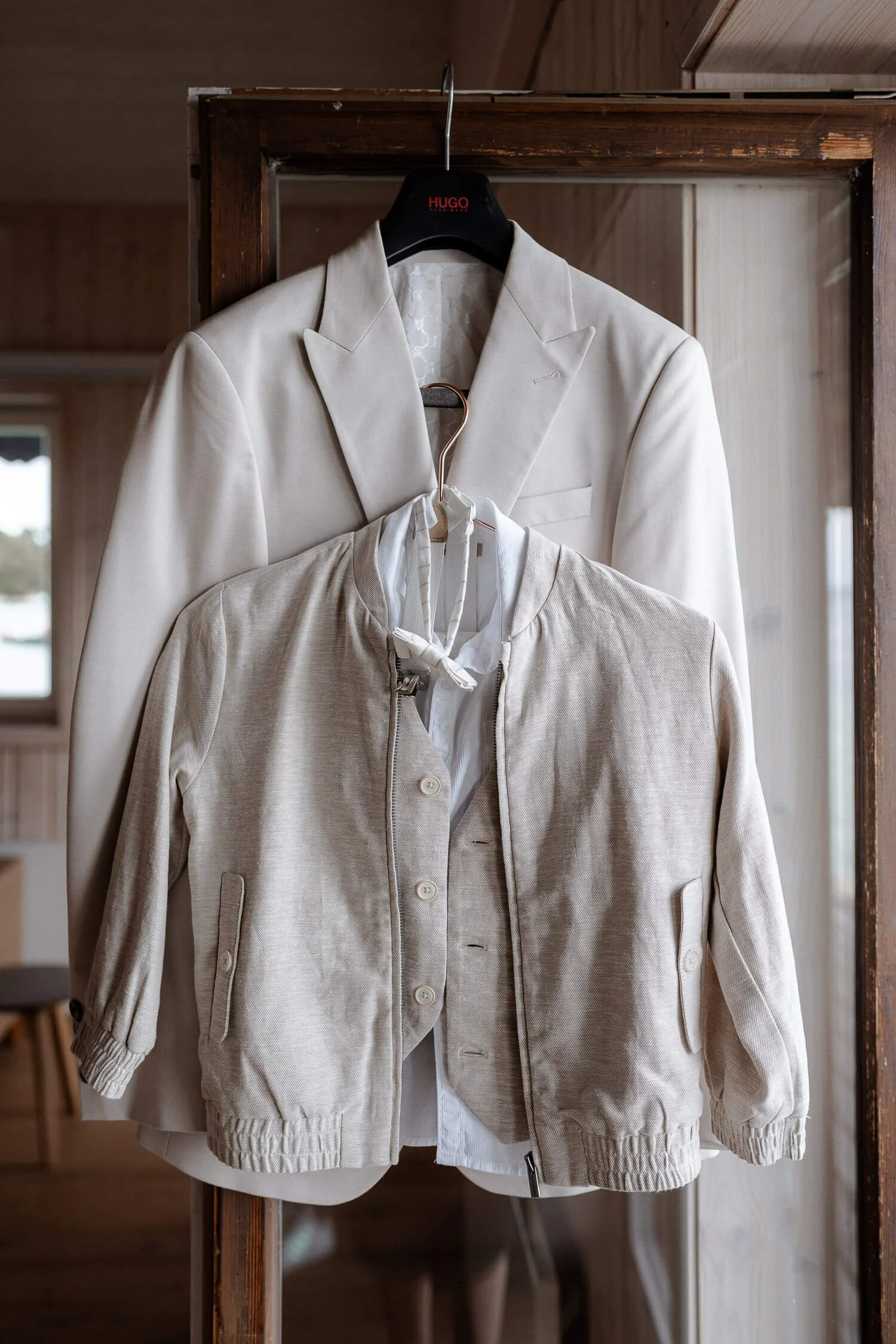 Bräutigam-Outfit und Kinderanzug bei Hochzeit