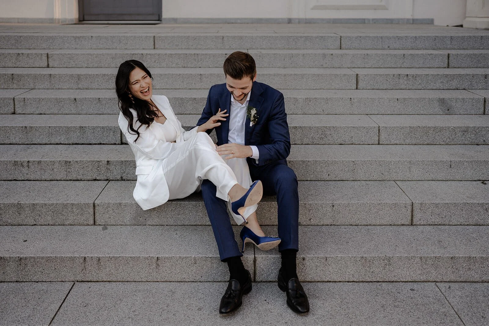 Lachen auf Treppenstufen, urbanes Brautpaar – hochzeitsfotos modern
