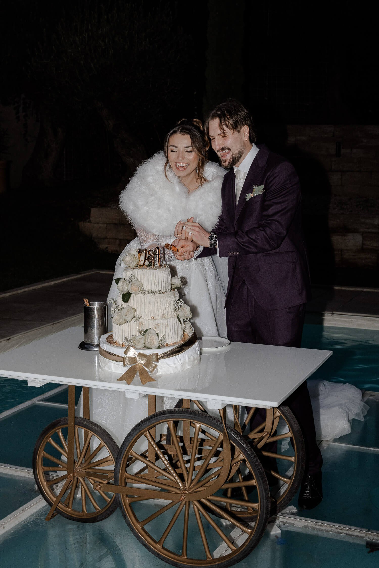 Morrhof-Anschnitt-Hochzeitstorte-Brautpaar.jpg
