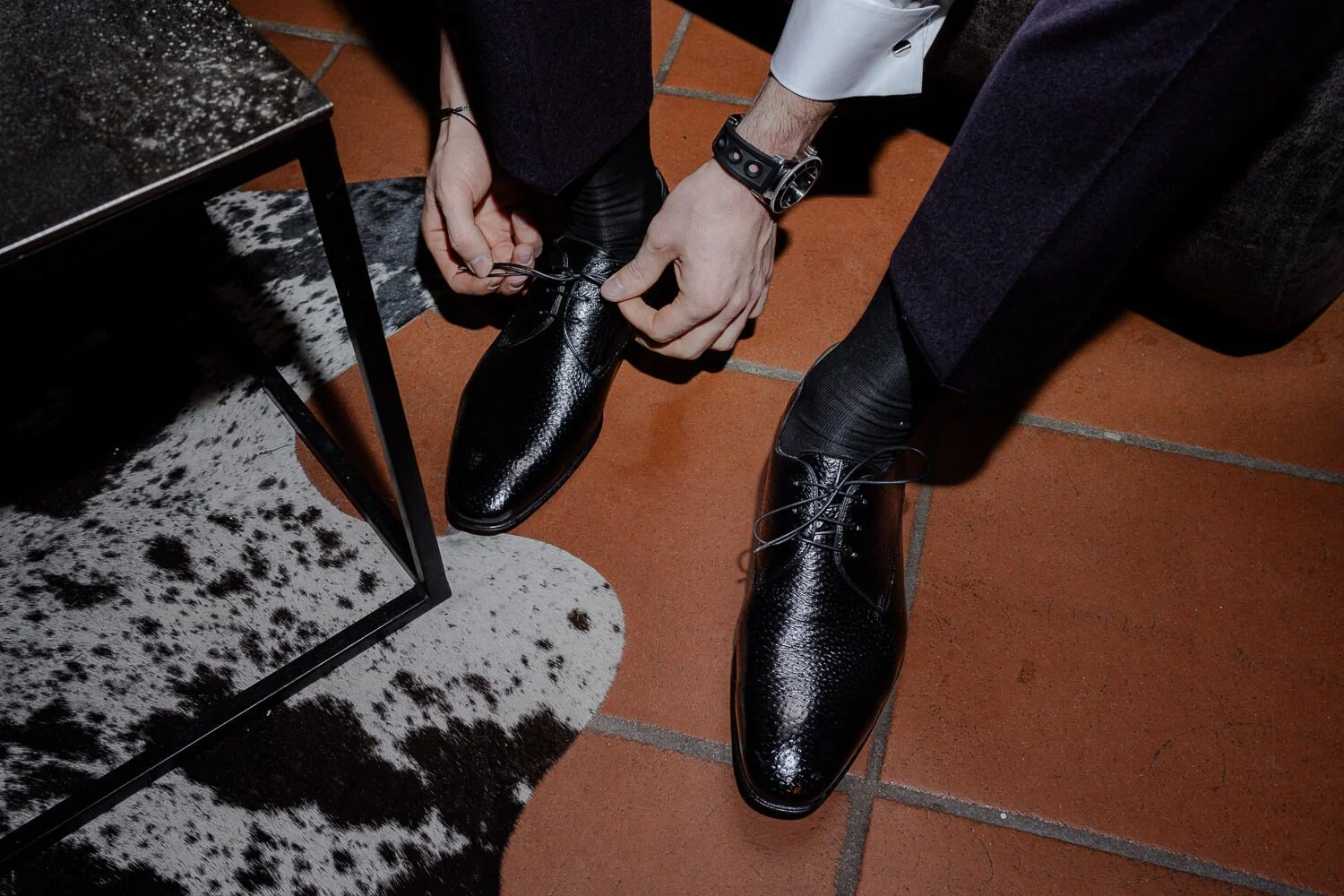 Braeutigam-zieht-schuhe-an.jpg