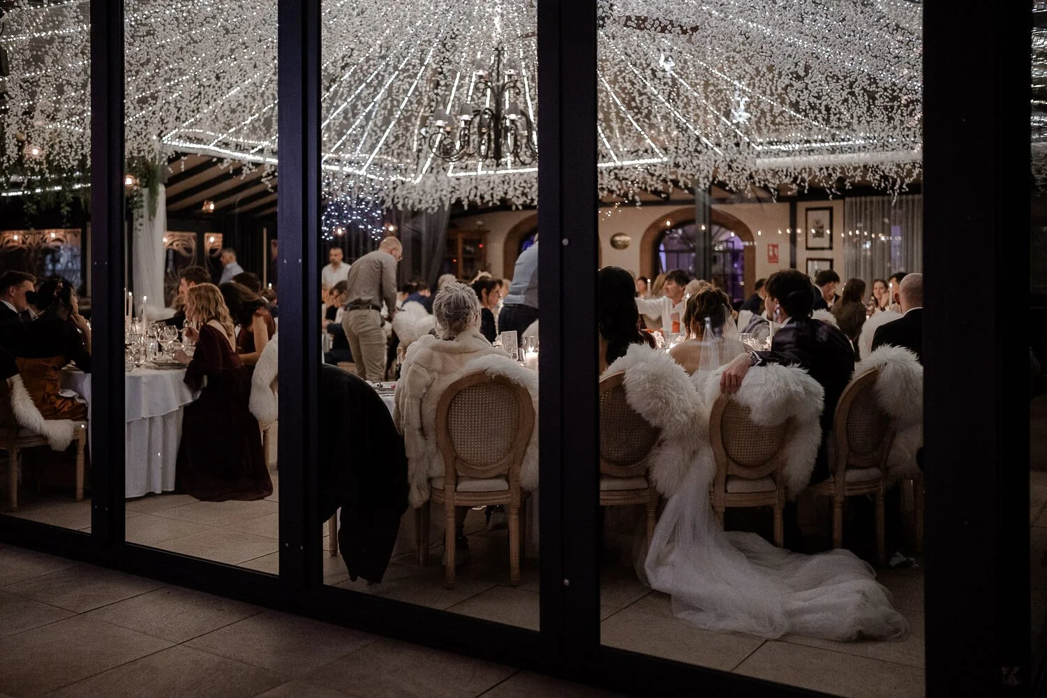 Dinner-Atmosphäre – festliche Tafelszene im Kerzenlicht