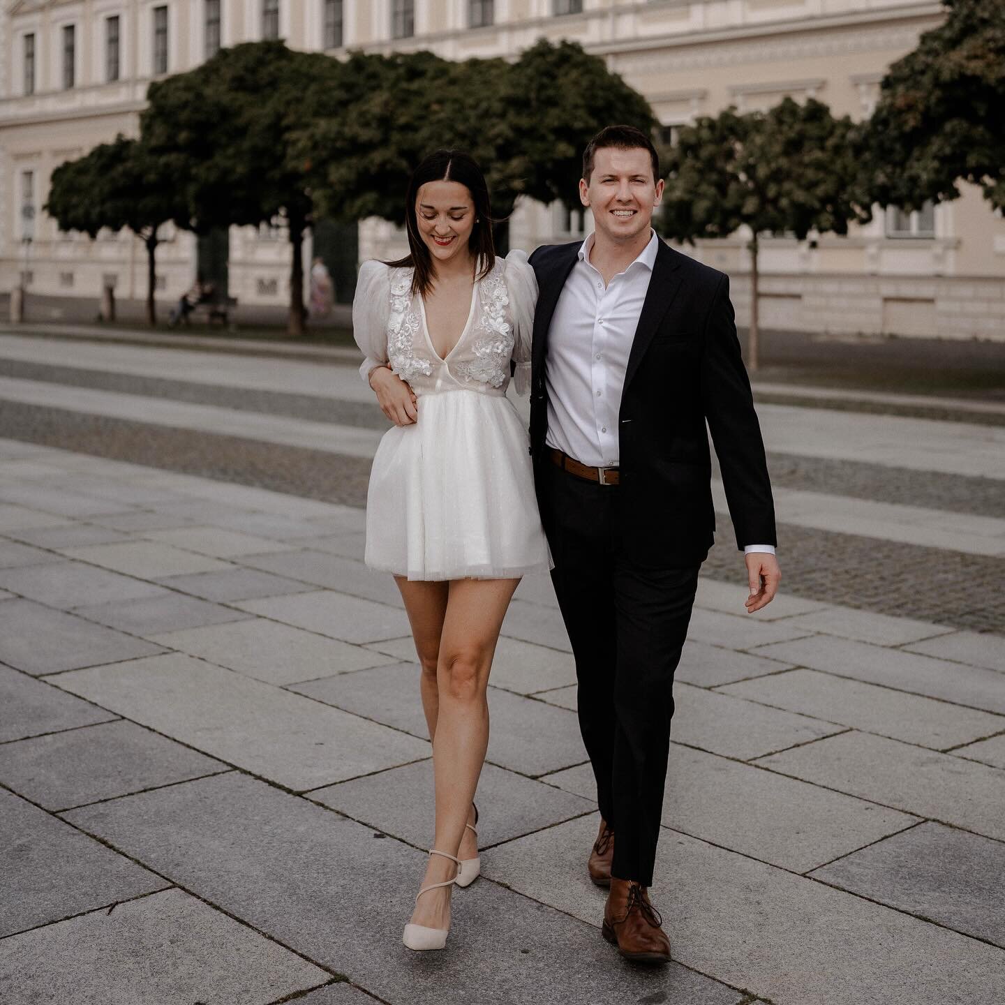 Hey there, lovebirds! Planning a wedding and looking for a photographer who's as fun-loving and open-minded as you are? Look no further, because that's me!

Amazing couples like you who radiate positivity, love life to the fullest, and want their wed