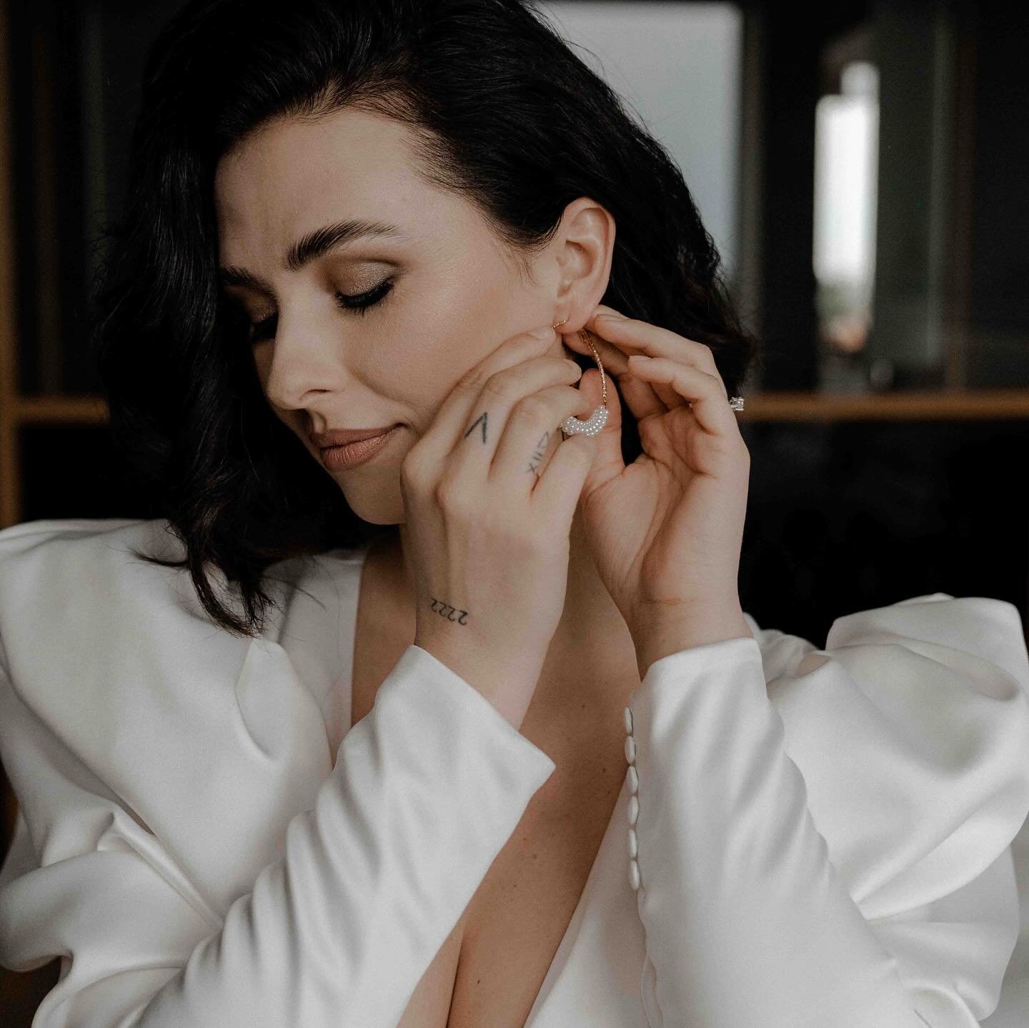 The quiet moments before the whirlwind.⁠
There&rsquo;s something so special about this part of the day&mdash;where everything feels still, yet filled with so much anticipation. It&rsquo;s in these details: slipping on earrings, a final deep breath, a