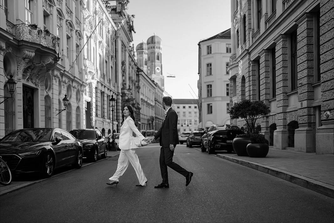 Munich city wedding in golden hour light &mdash; modern, effortless, and full of quiet connection.
After their civil ceremony at the registry office on Mandelstra&szlig;e, we wandered through the old streets of central Munich as the sun dipped low. T