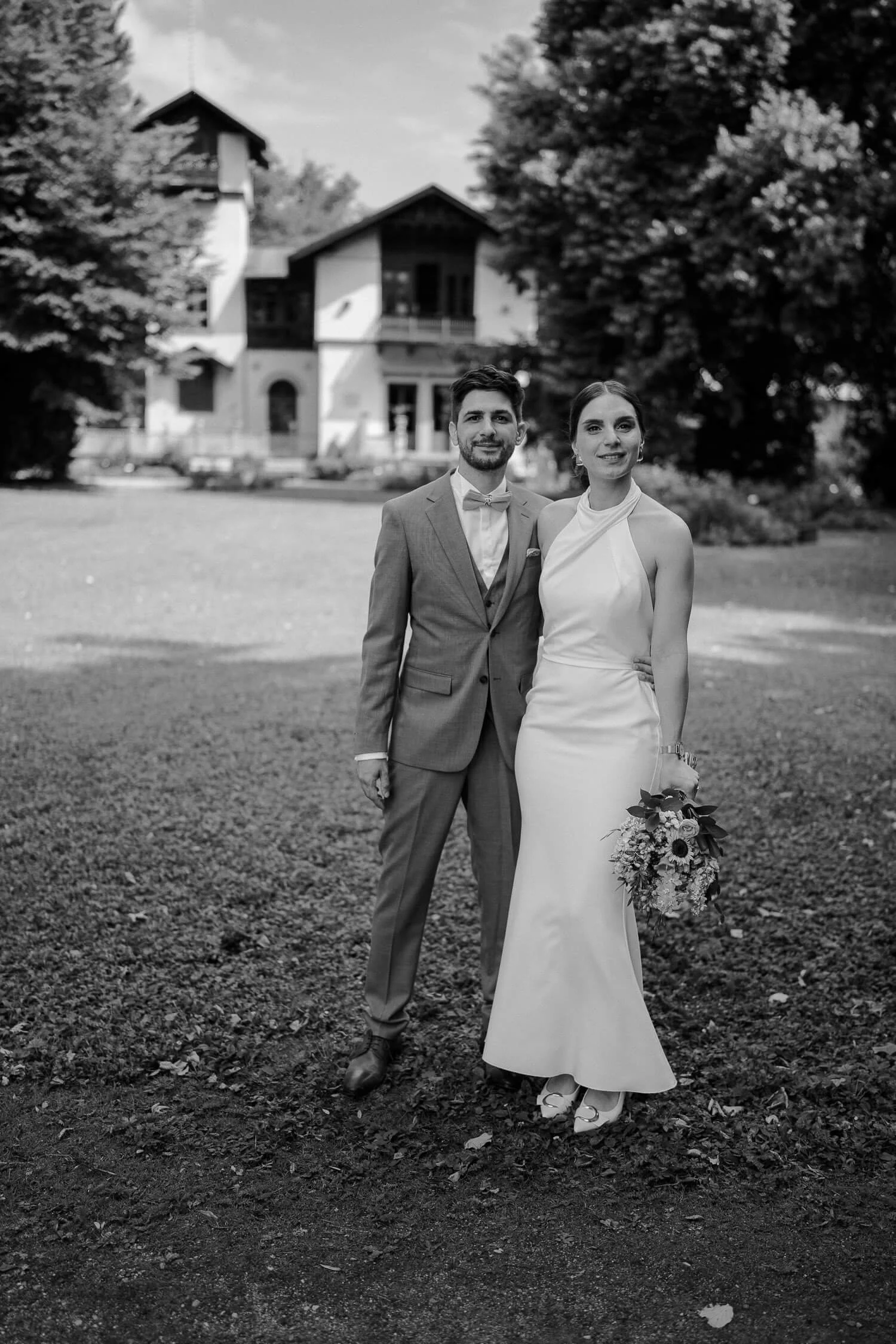 Schwarzweiß: Brautpaar Portrait vor Villa/Standesamt (Ganzkörper, Gebäude im Hintergrund) – standesamt roseninsel brautpaar portrait