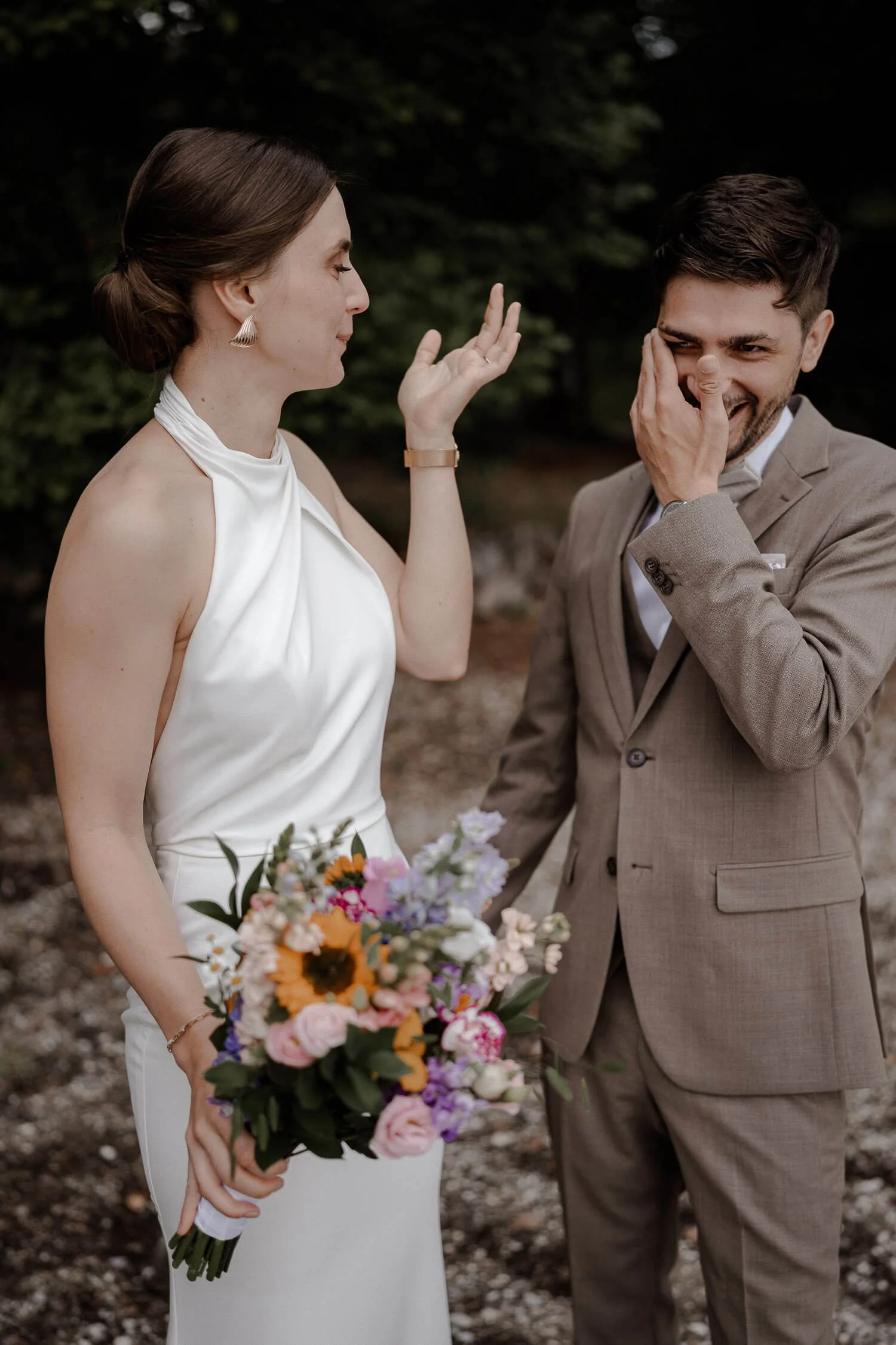 Brautpaar lacht mit Blumenstrauß – standesamt Roseninsel Starnberg