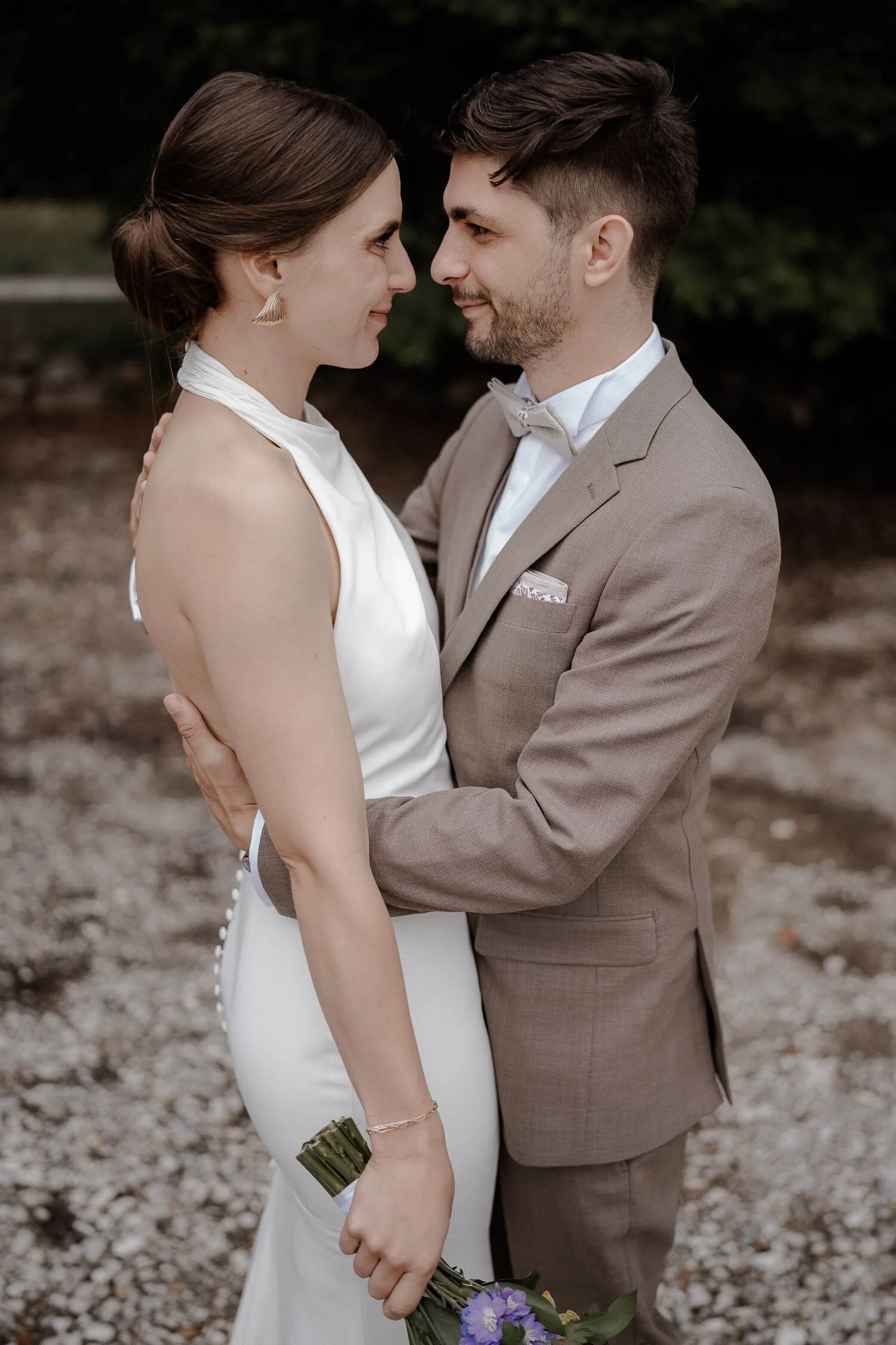 Nahes Paarporträt, Braut und Bräutigam im Blick – roseninsel starnberg heiraten