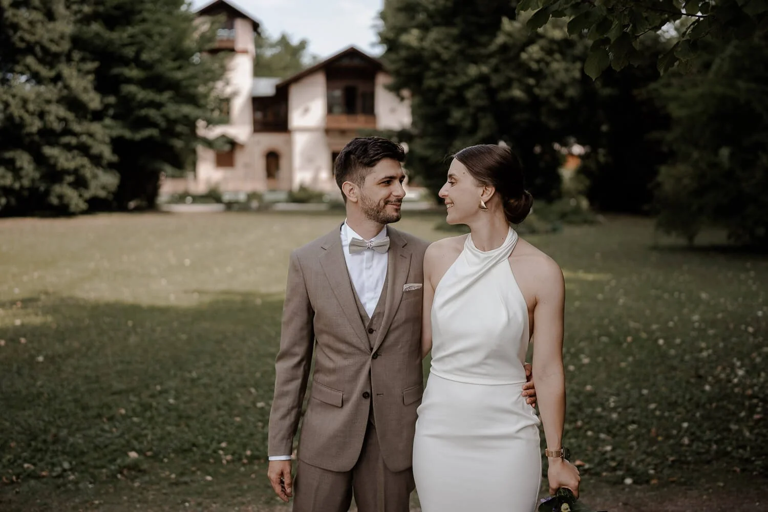 Brautpaar im Park vor Villa – standesamt Roseninsel Starnberger See