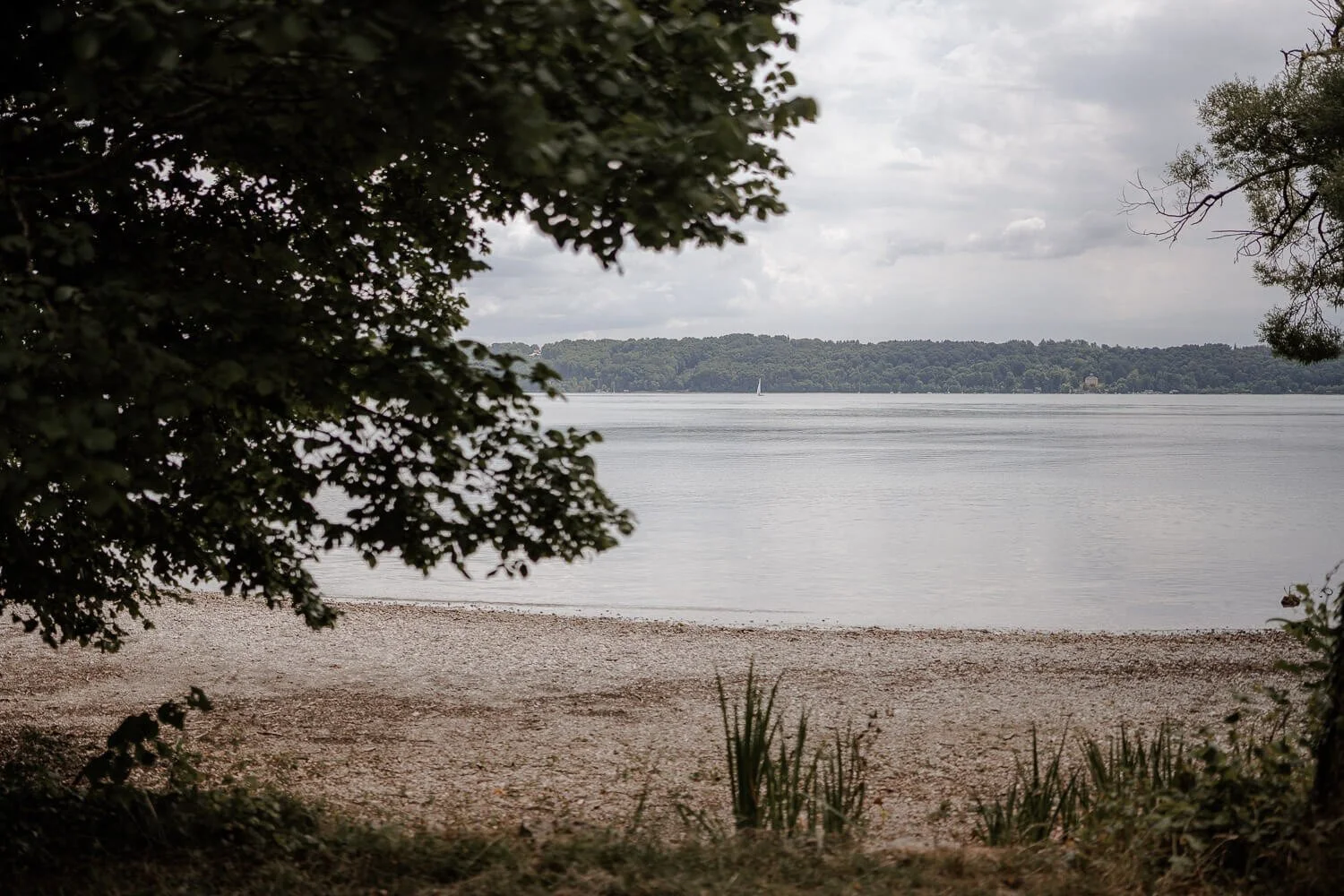 Ruhiger Strand am Starnberger See – Hochzeit nahe Feldafing