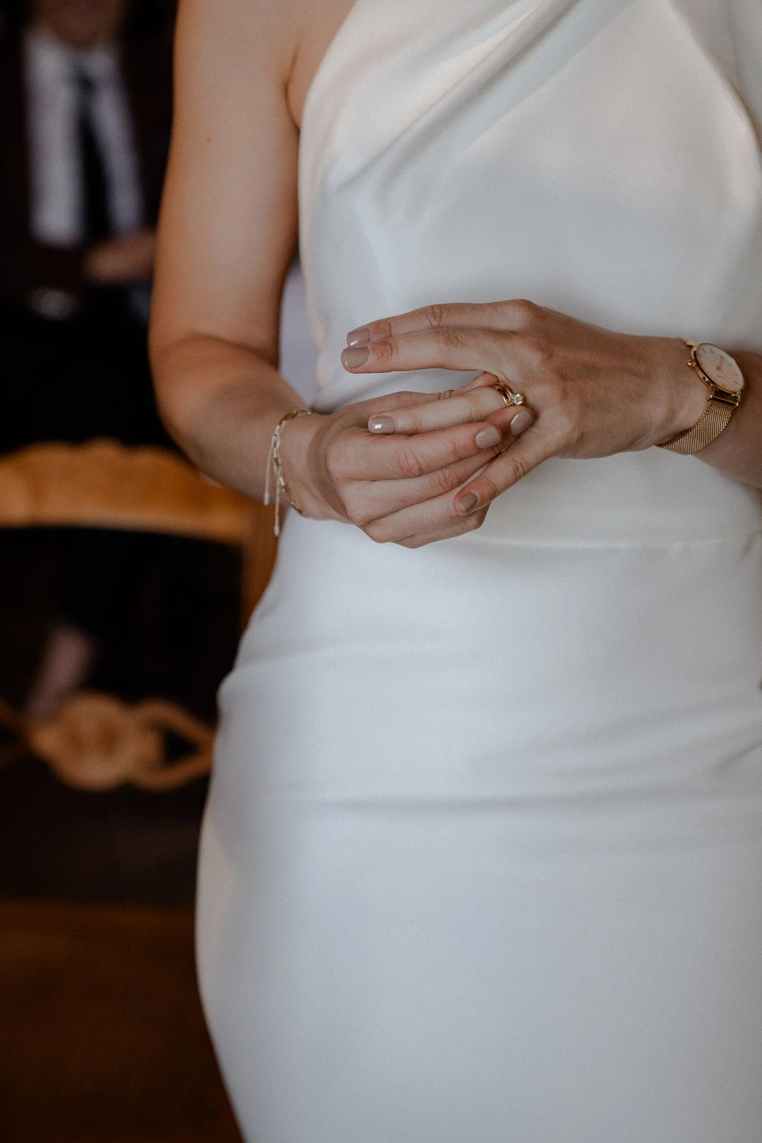 Detail: Braut steckt Ring an (Nahaufnahme, Uhr, Kleid) – standesamt roseninsel starnberger see
