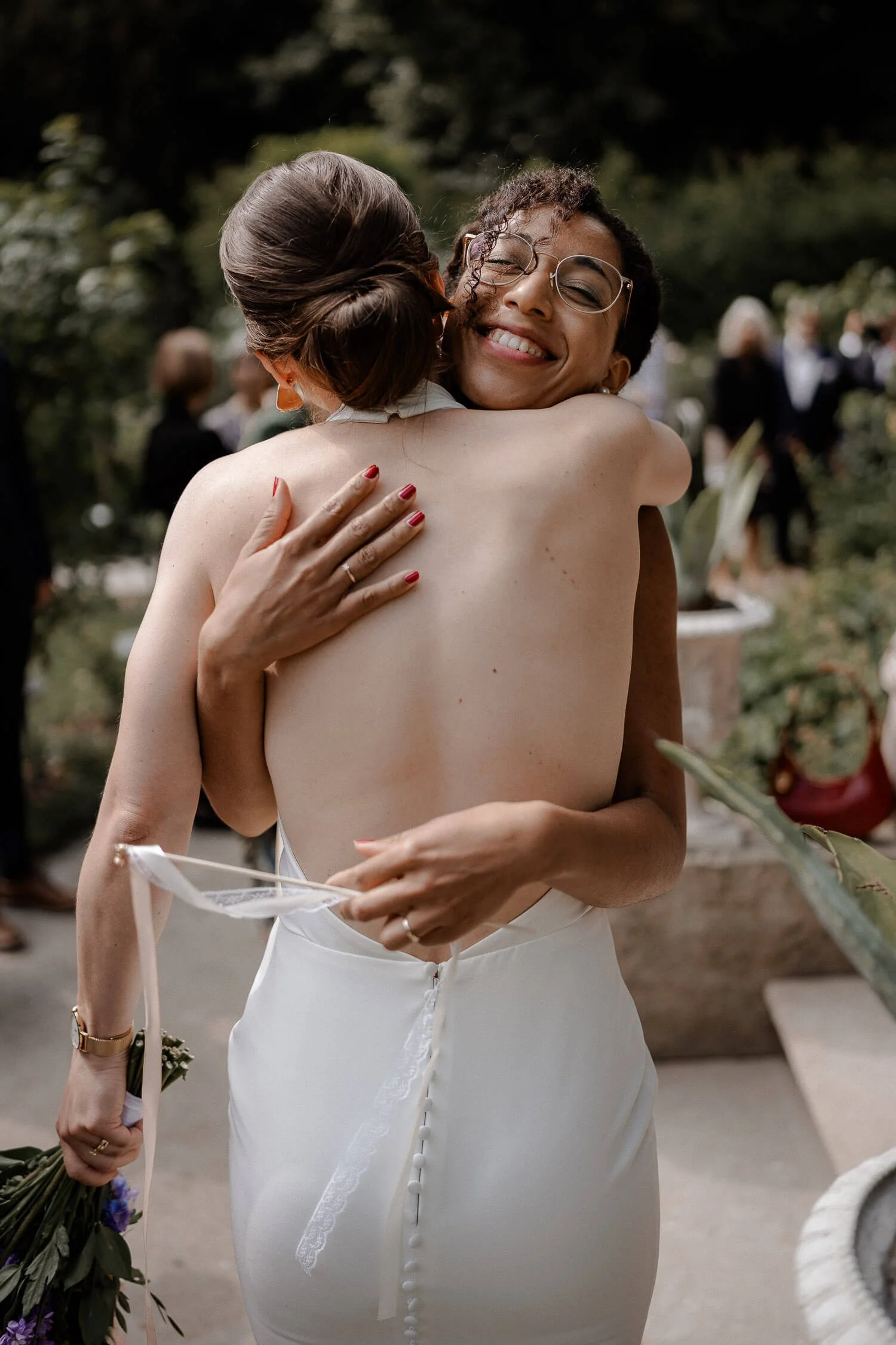 Emotionale Umarmung nach der Trauung (Braut &amp; Gast, draußen) – hochzeit roseninsel gratulation