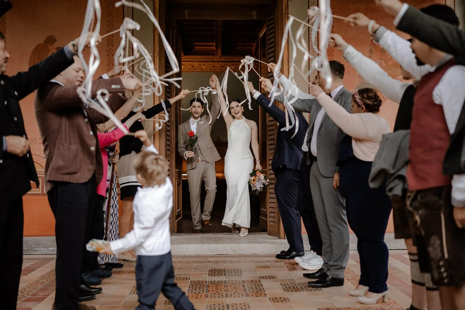 Auszug mit Bänder-Spalier vor dem Standesamt (Jubel, Gäste) – roseninsel starnberg hochzeit auszug
