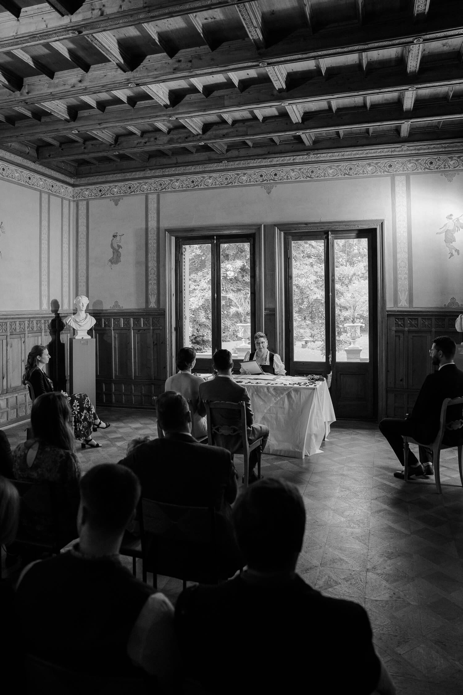 Weitwinkel: Trauung im historischen Saal (Holzbalkendecke, Fenster, Standesbeamtin) – roseninsel standesamt trauung saal