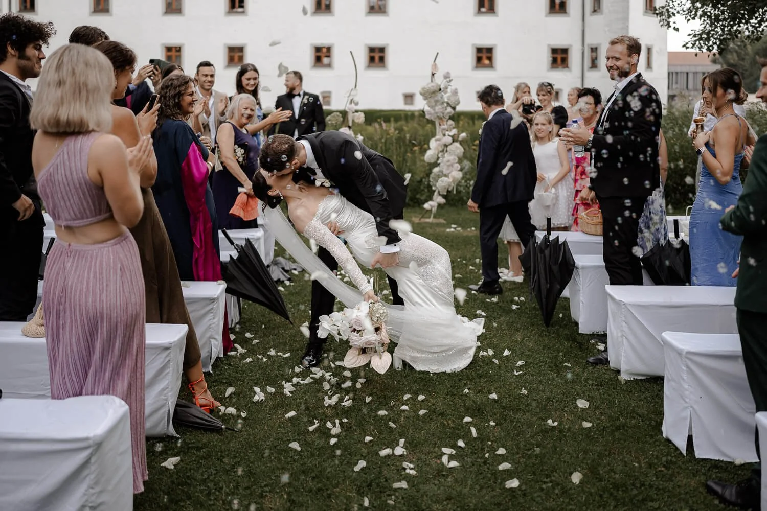 Kuss des Brautpaares nach der freien Trauung vor Schloss Hohenkammer.