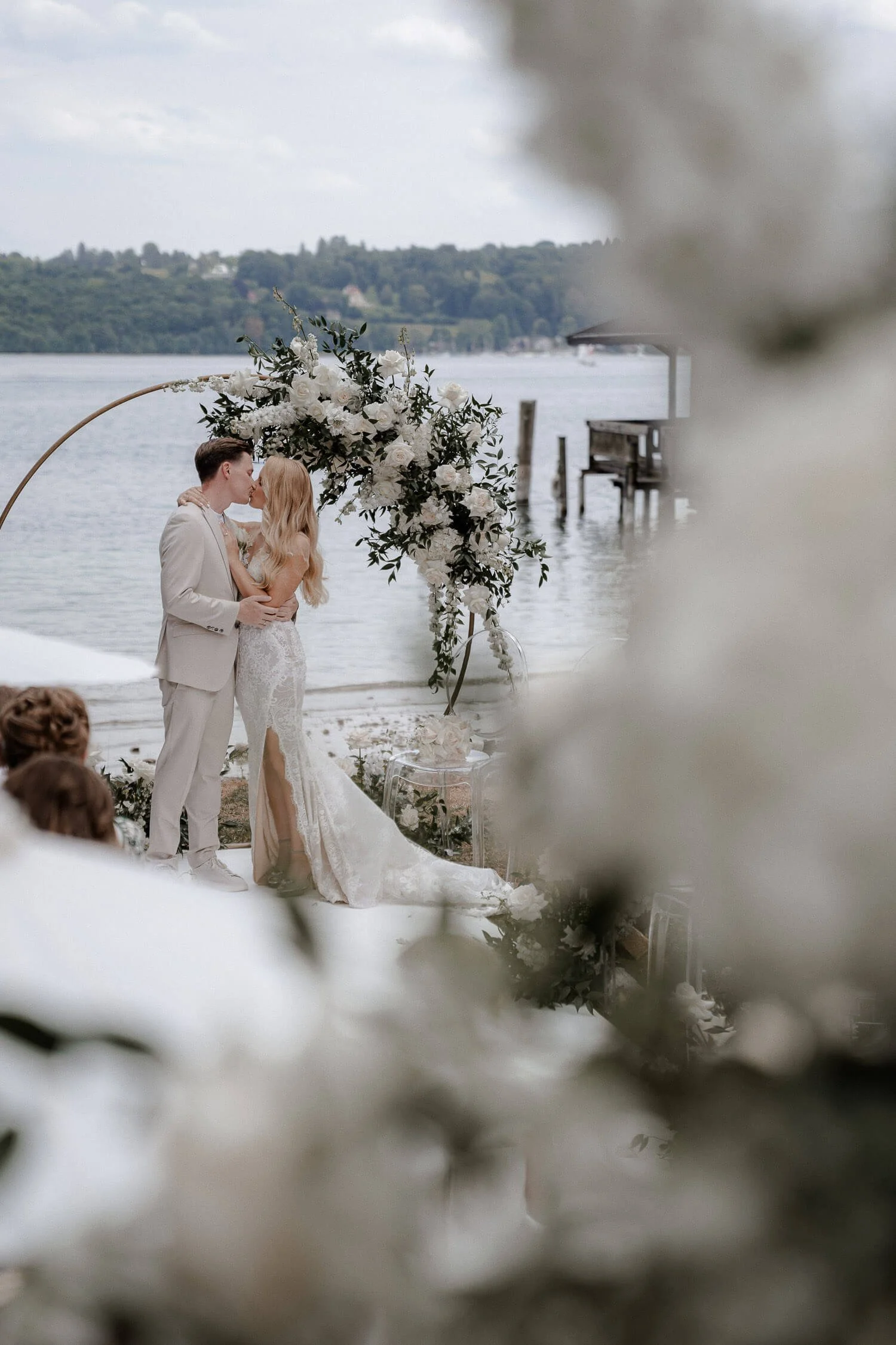 Emotionaler Moment bei einer freien Trauung am Wasser