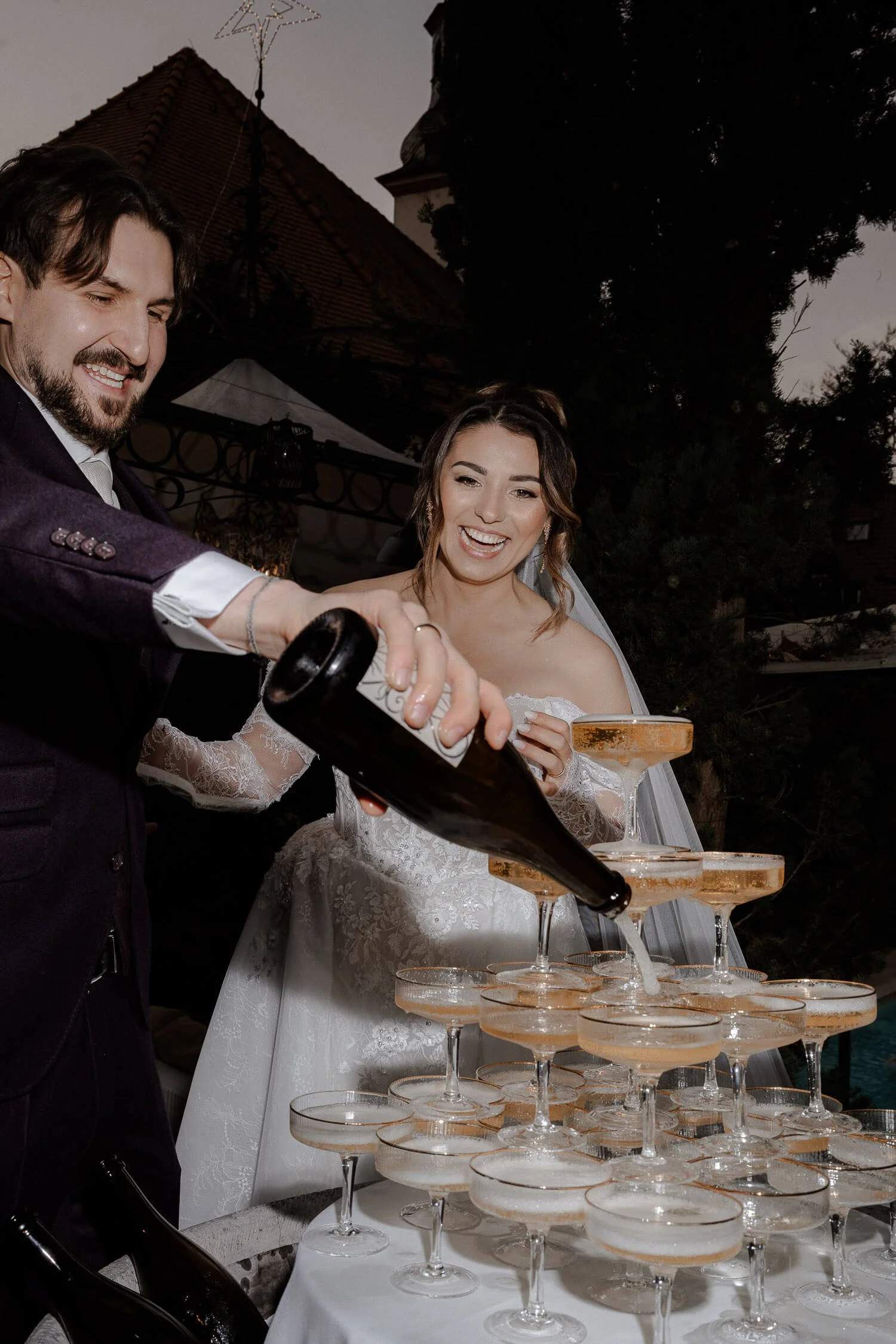 Brautpaar vor Champagnertower bei Hochzeit im Morrhof am Abend