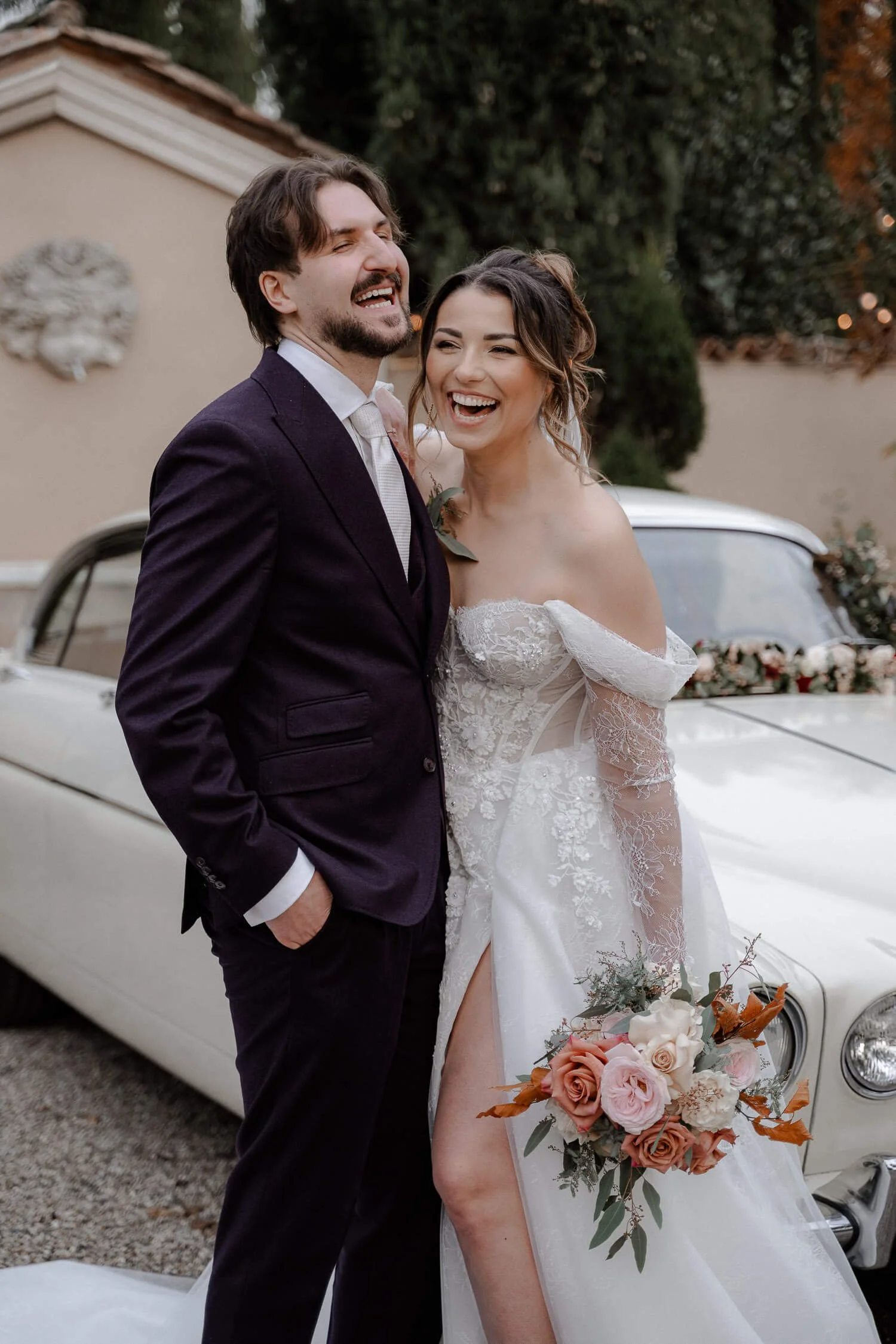 Lachen vor dem Oldtimer – Hochzeitsporträts in der Pfalz