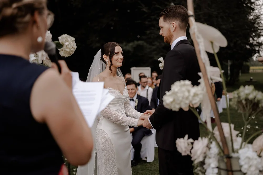 Freie Trauung im Garten mit Rednerin