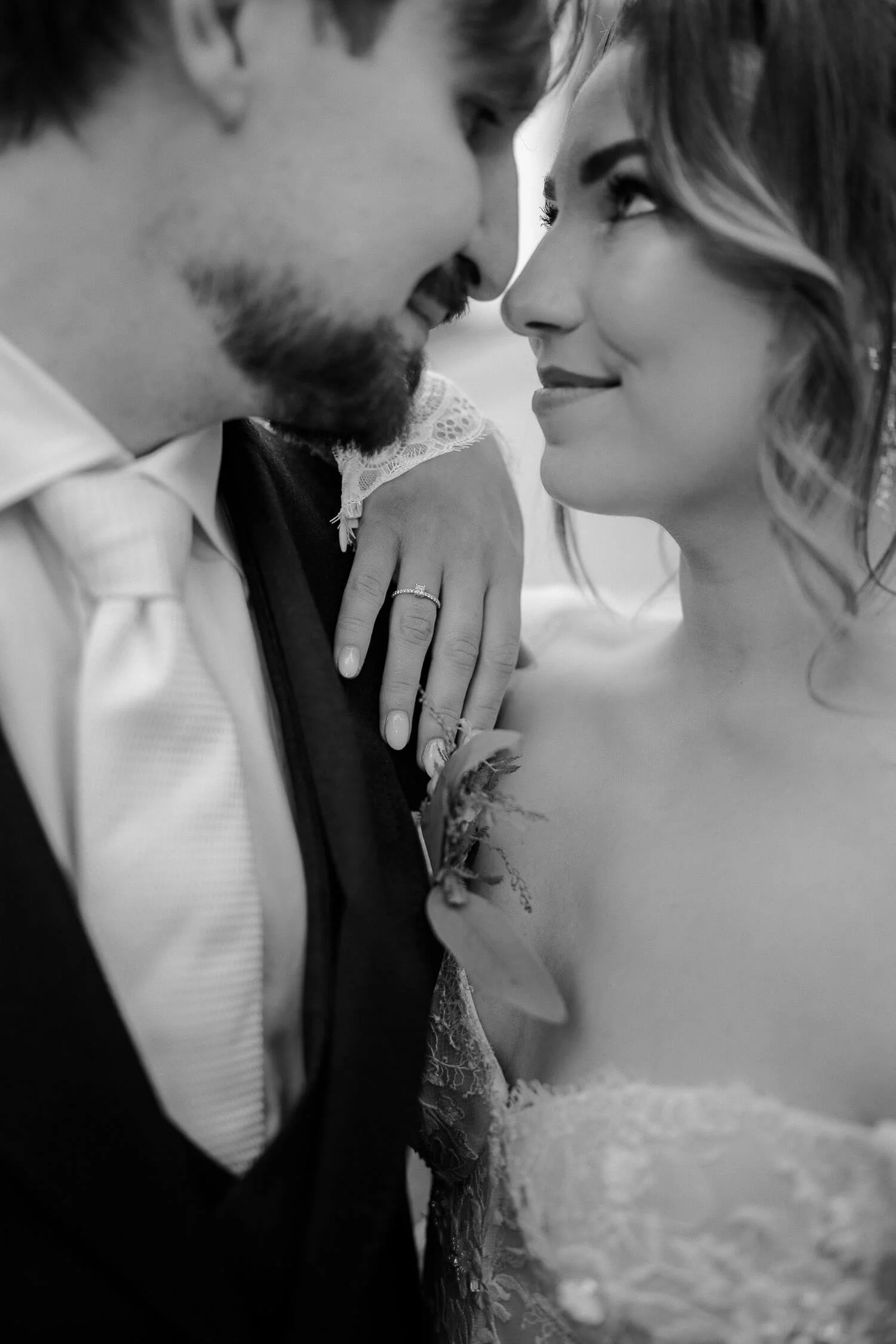 Intimer Augenblick in Schwarzweiß – Brautpaar ganz nah