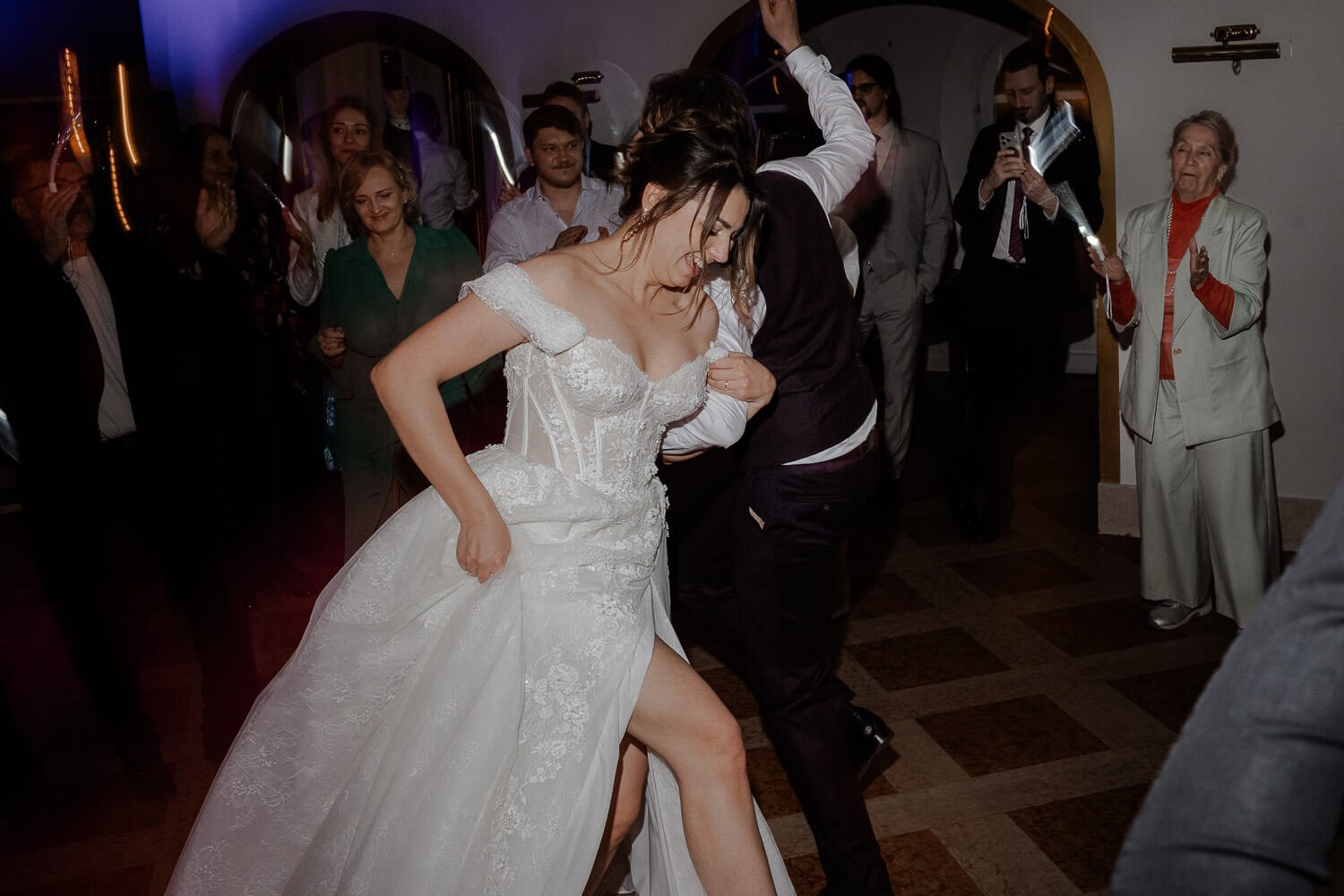 Braut beim Tanzen auf ihrer Hochzeit