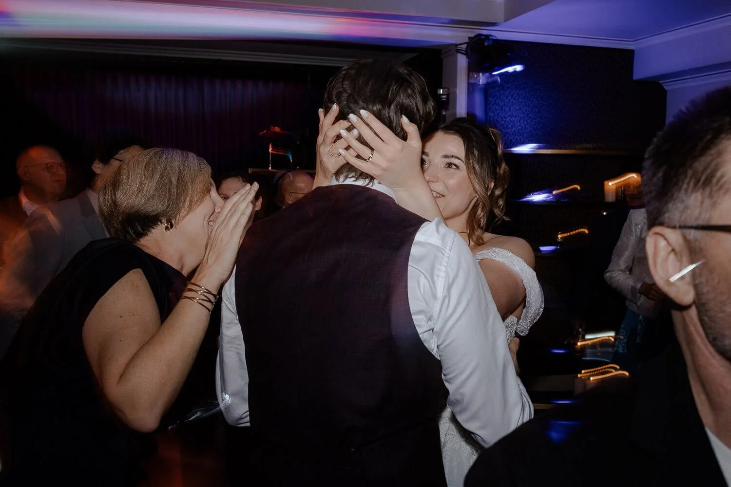 Nah &amp; echt – inniger Moment im Gedränge (Hände im Haar, Blickkontakt)