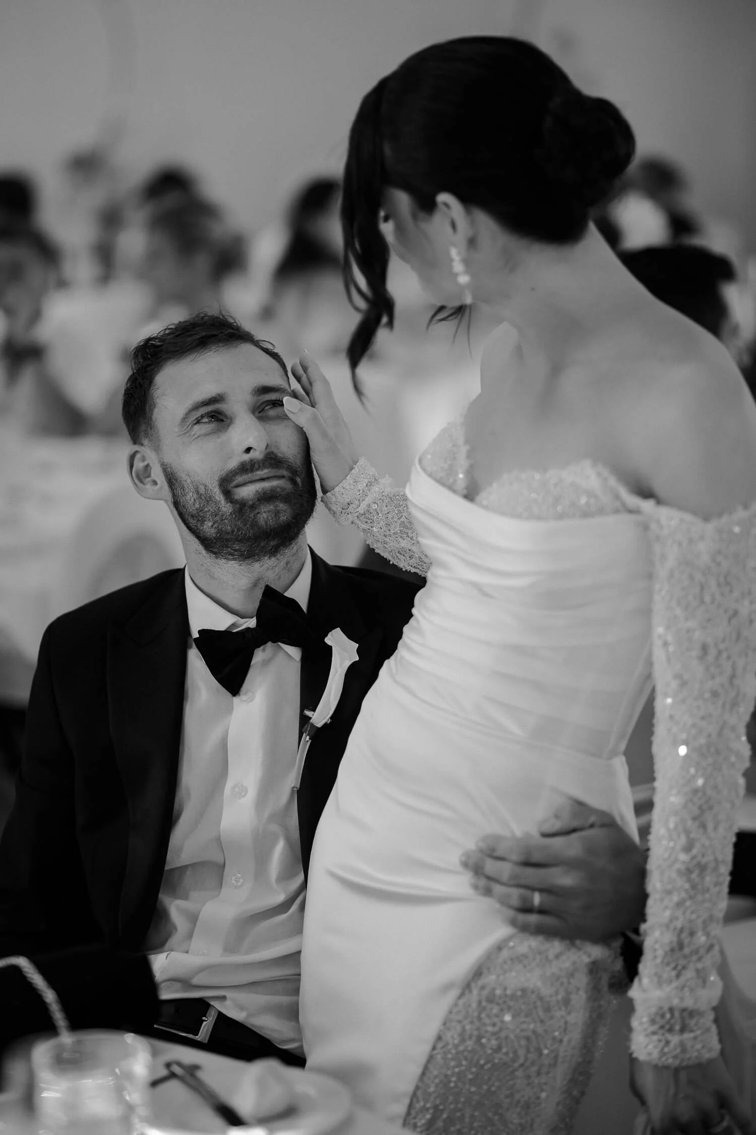 Braut tröstet einen emotionalen Bräutigam bei der Hochzeitsfeier in Schloss Hohenkammer. 