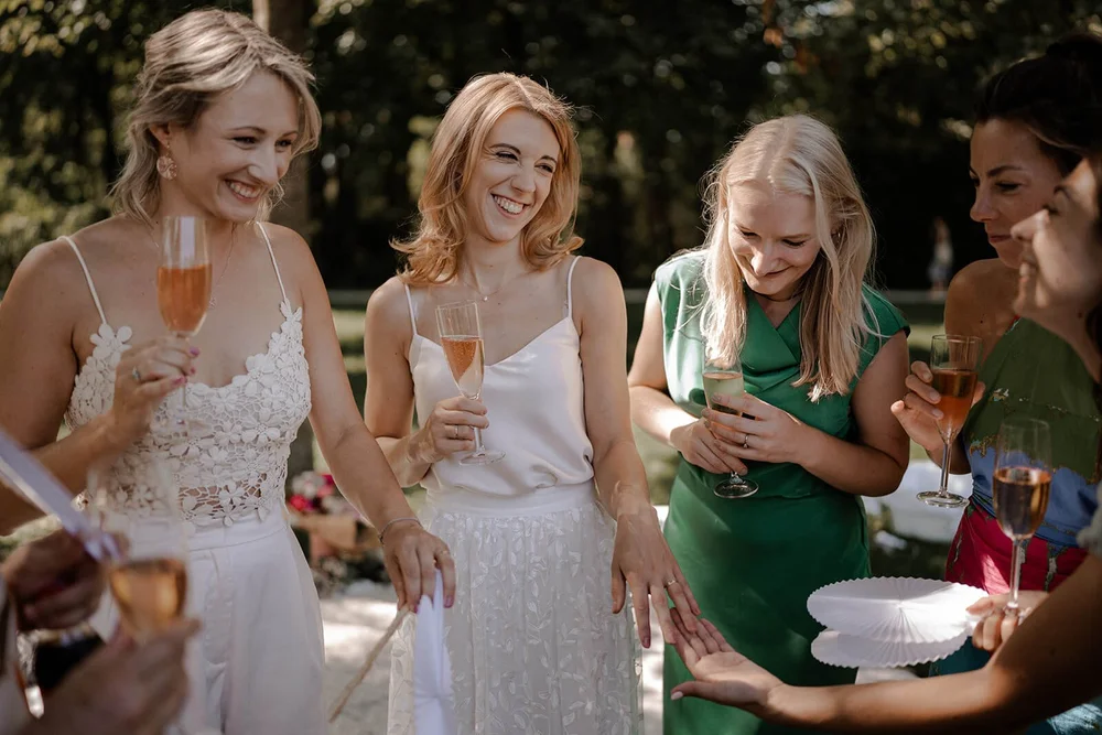 Frisch verheiratete Braut zeigt ihren Ring bei Hochzeit
