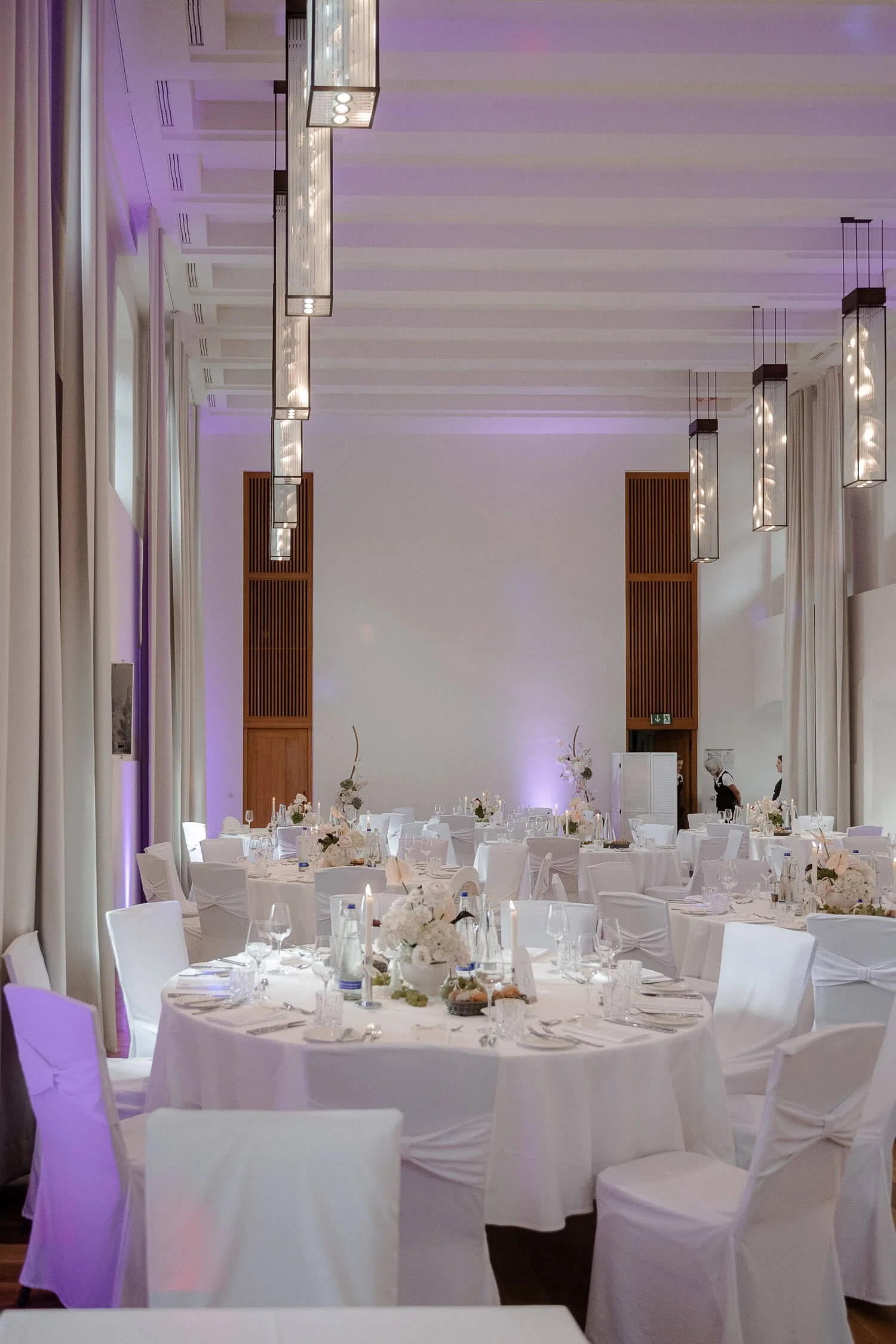 Festlich gedeckter Hochzeitssaal im Schloss Hohenkammer.