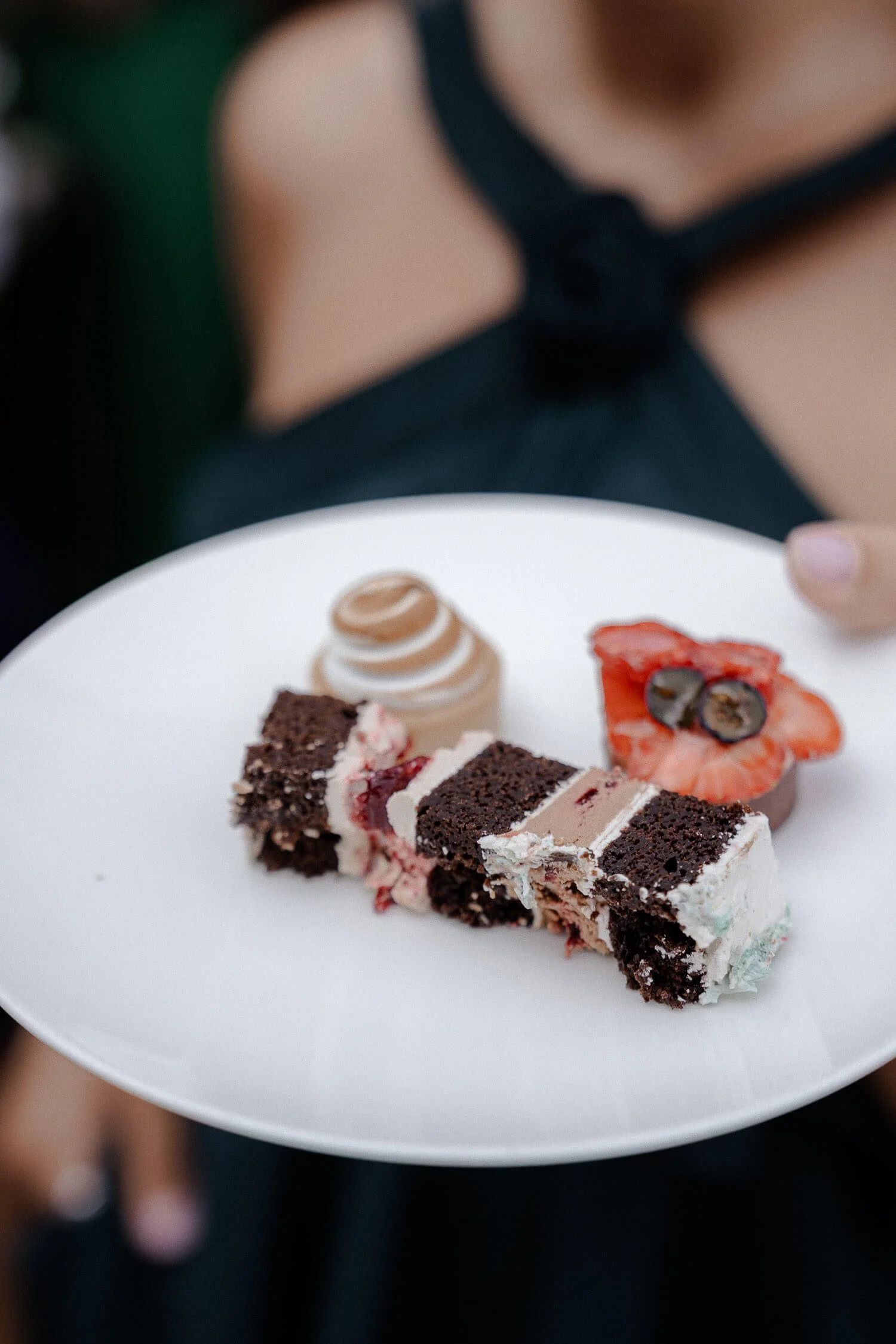 Teller mit Hochzeitstorte und Dessert bei einer Feier
