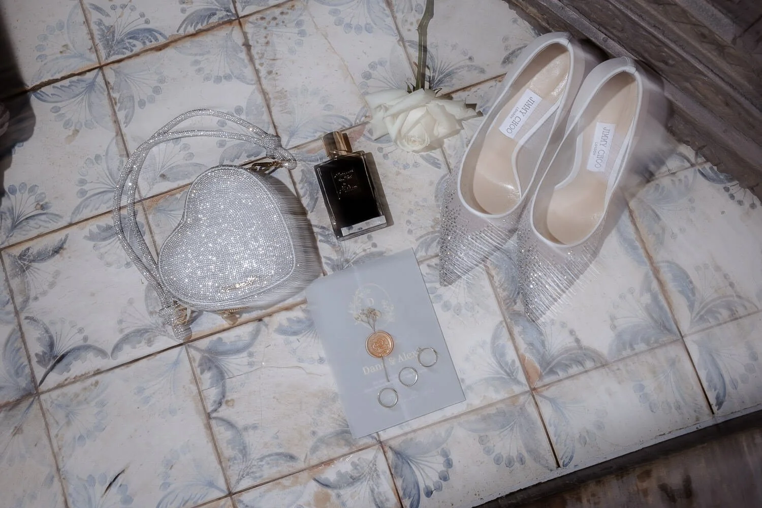 Flatlay: Schuhe, Tasche &amp; Ringe mit Blitz