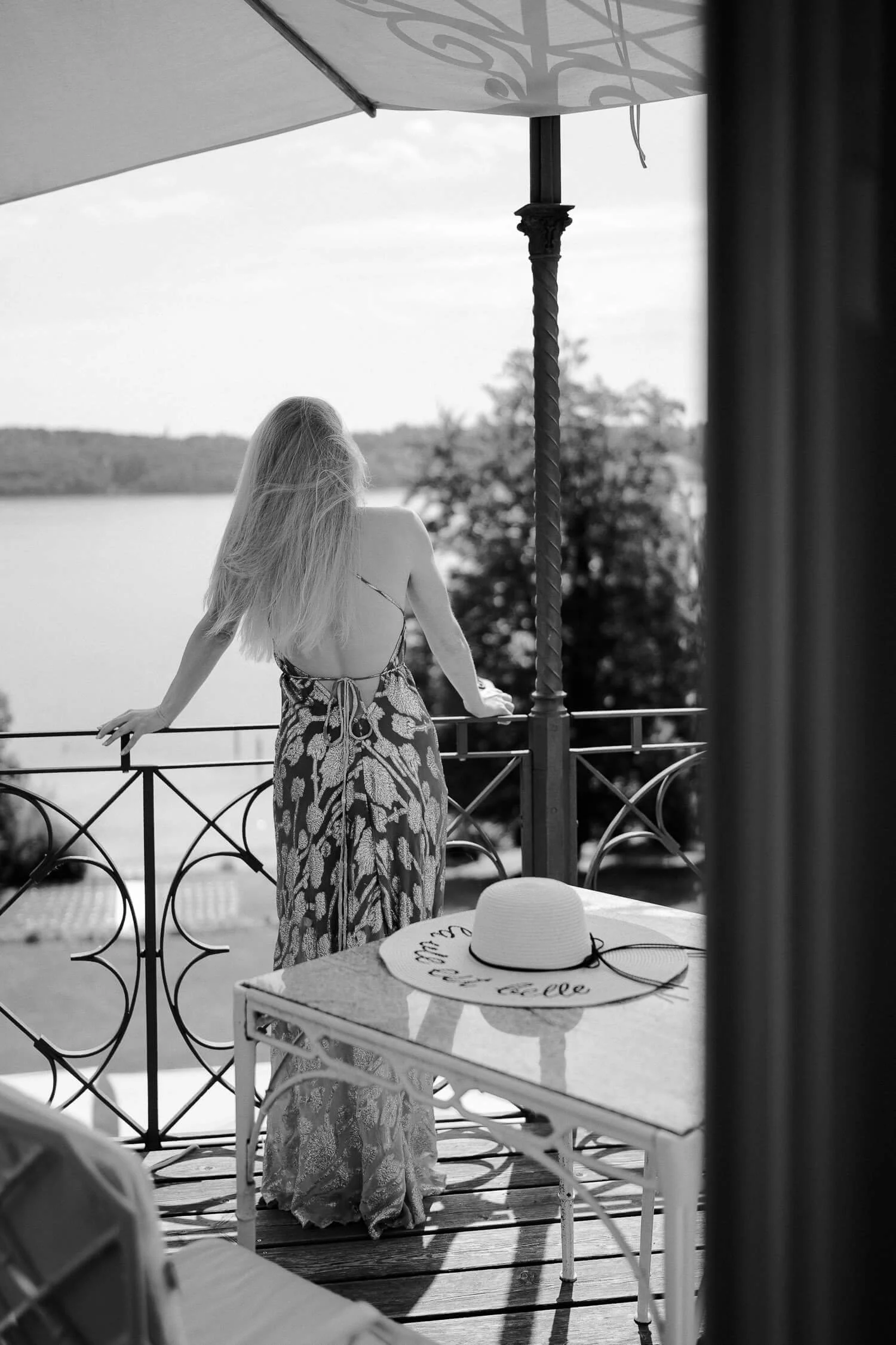 Braut blickt vom Balkon der La Villa am Starnberger See auf das Wasser