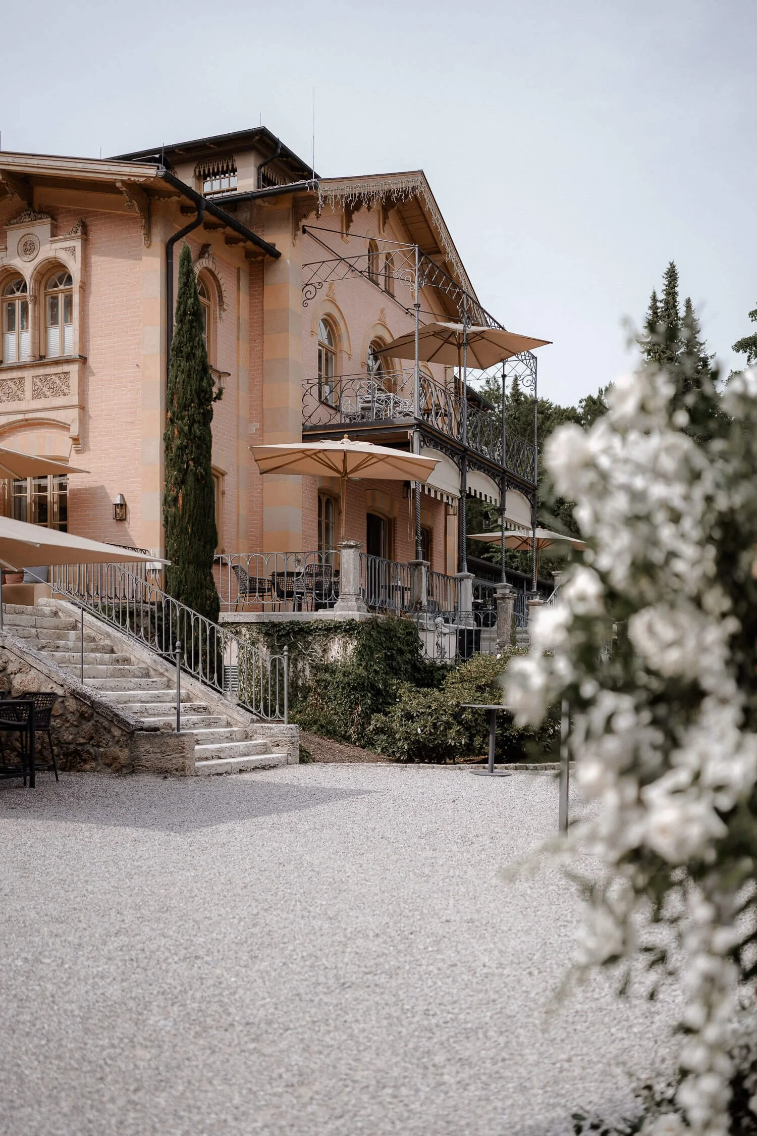 Seitliche Außenansicht des La Villa in Starnberg