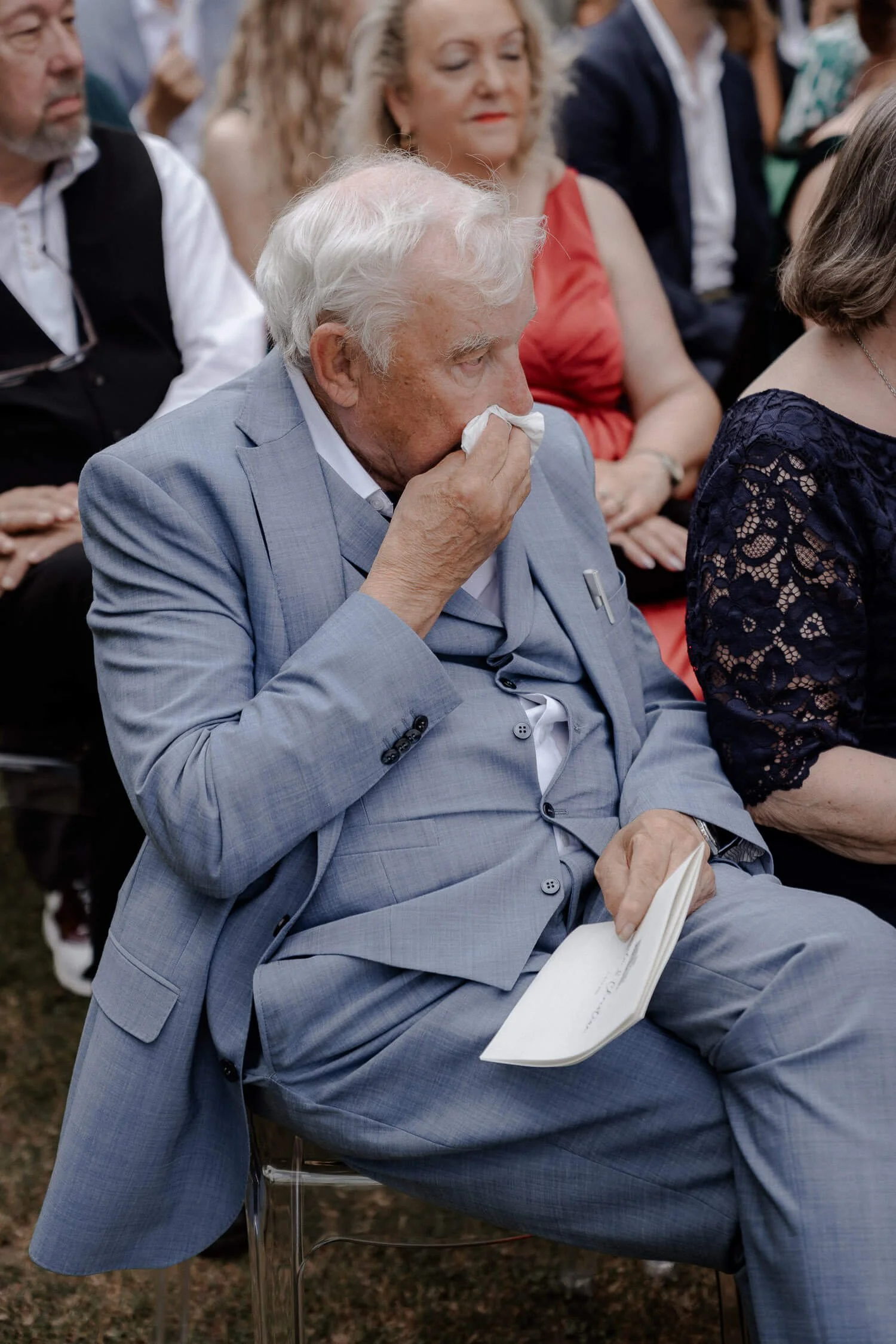 Älterer Hochzeitsgast zeigt Emotionen bei Hochzeit