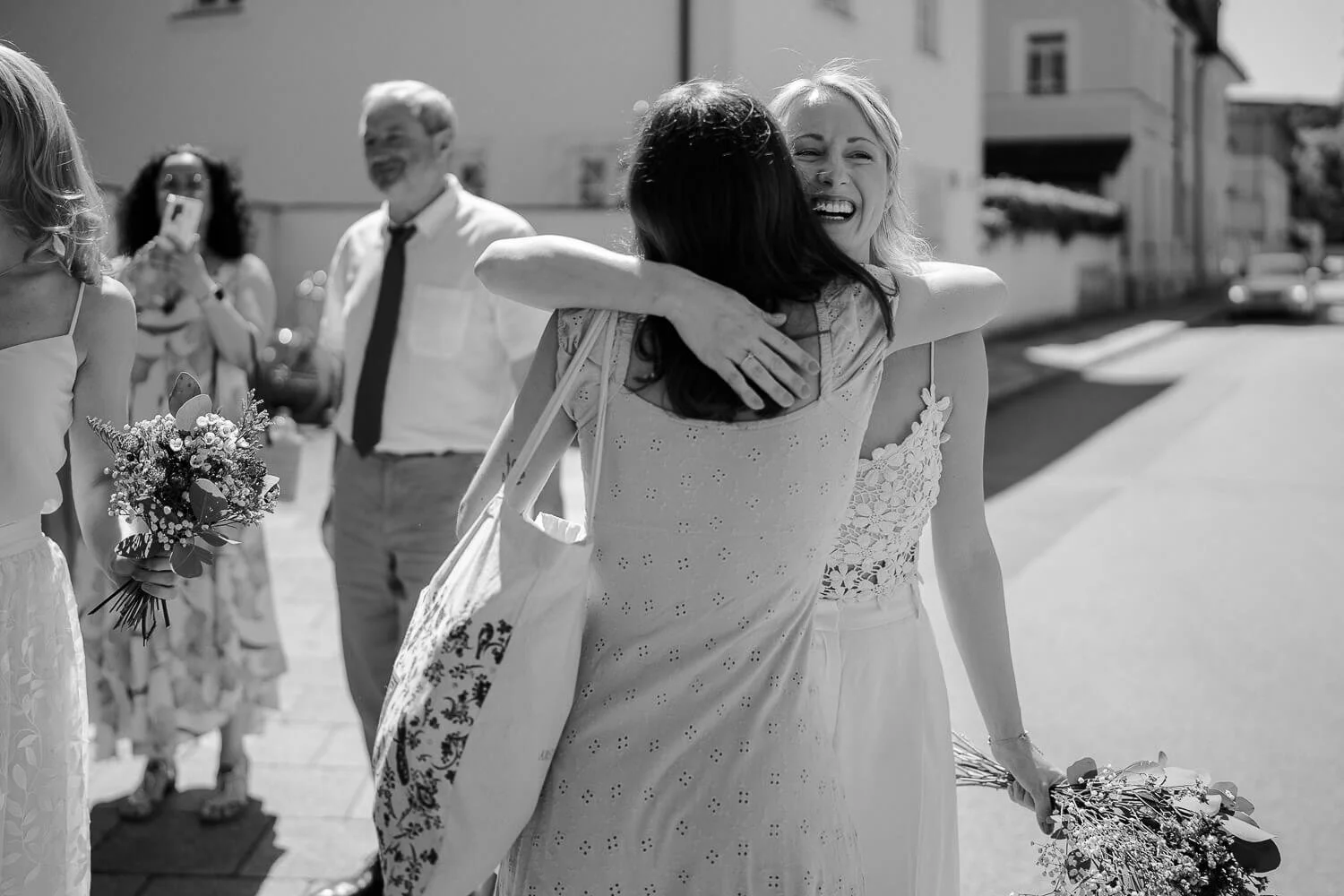 Emotionale Umarmung vor der Trauung vor dem Standesamt