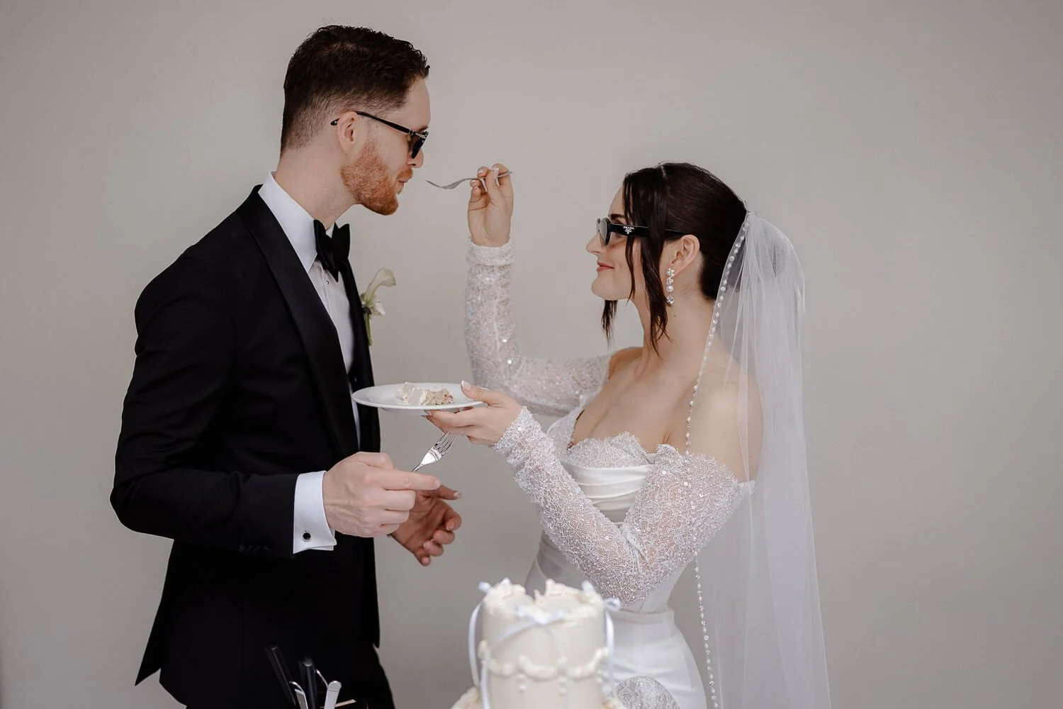 Braut füttert Bräutigam mit Hochzeitstorte.