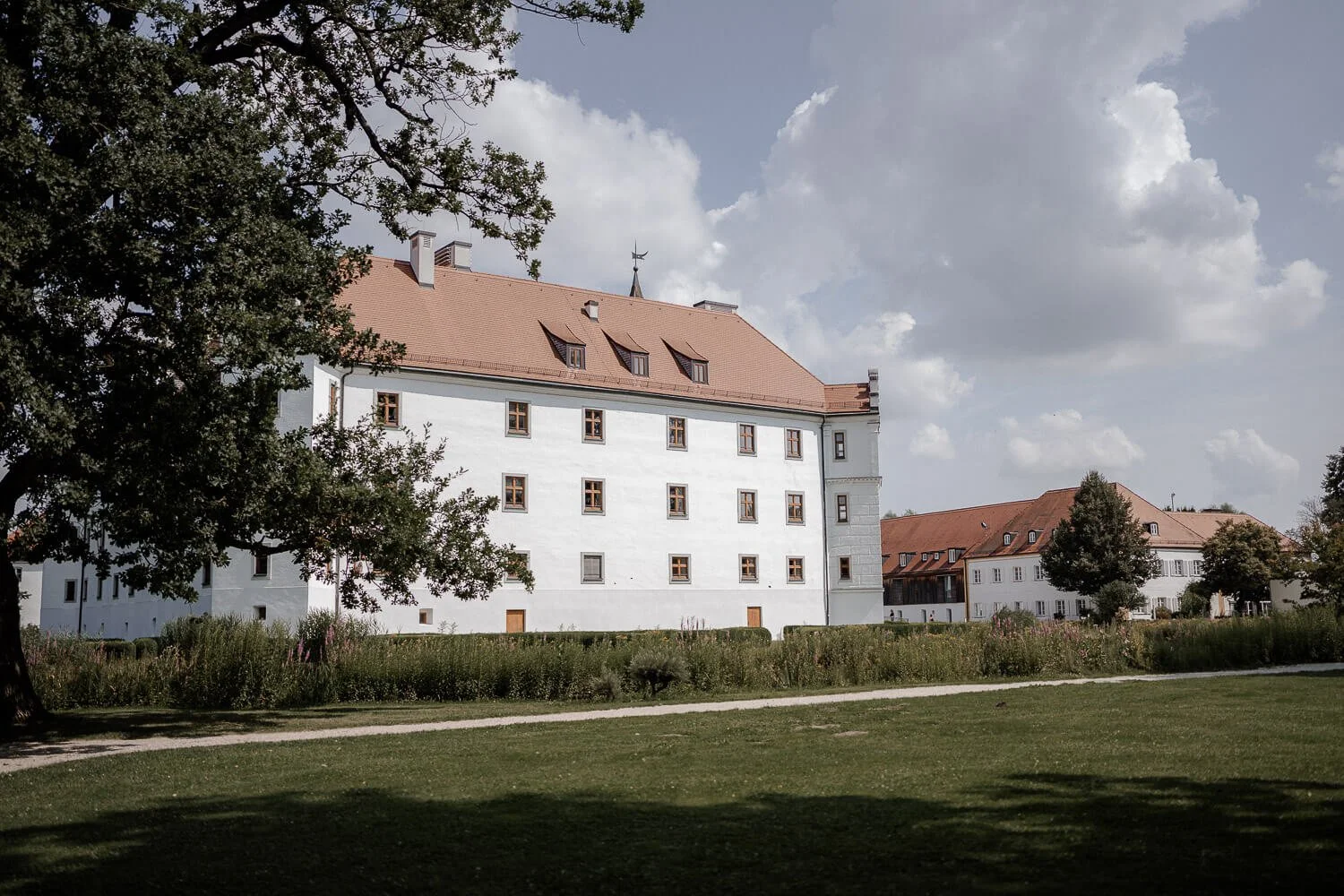 Schloss Hohenkammer bei Sonne – perfekte Hochzeitslocation in Bayern Nähe München.