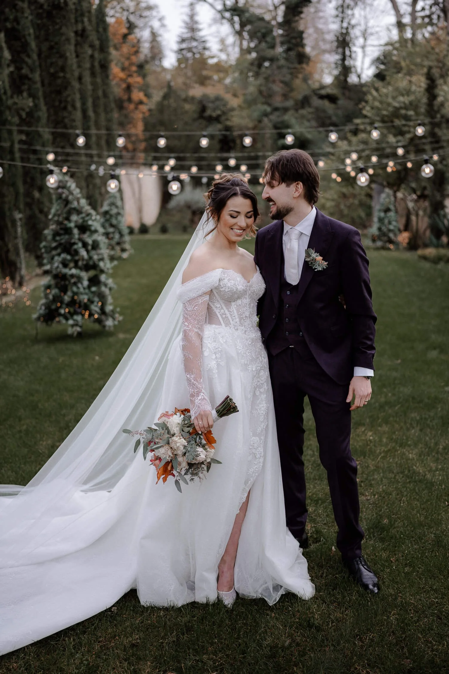Brautpaar unter Lichterketten im Morrhof –  Hochzeit Pfalz